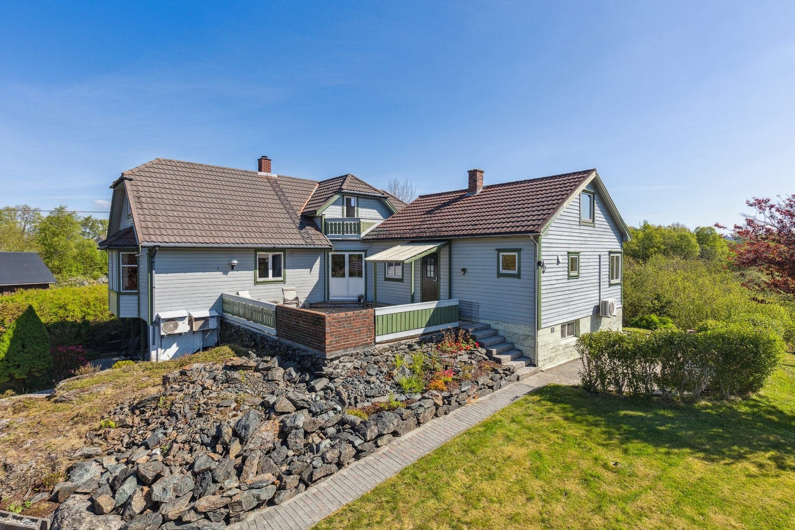 Enebolig i et populært og barnevennlig boligområde med en rolig og attraktiv beliggenhet. Tilbaketrukket med lite innsyn fra øvrig bebyggelse. Galleribilde