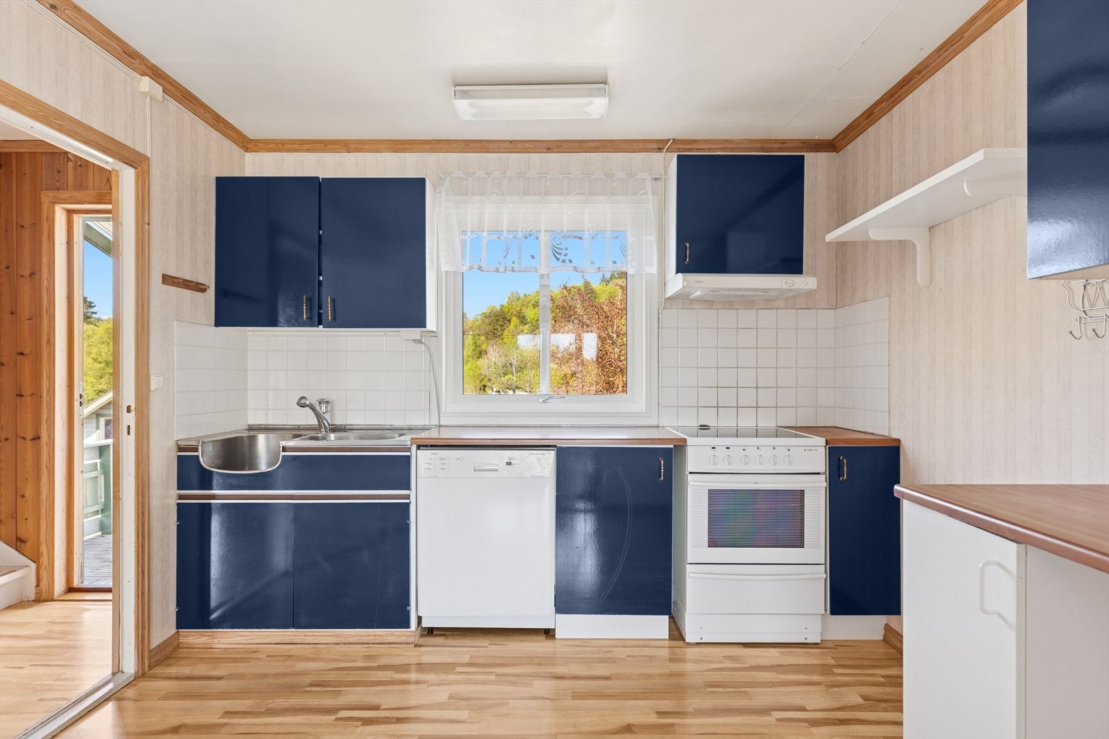 Kjøkken, innredning fra byggeår, nye benkeplater og noe ny innredning i 2001. Kjøkkenventilator med avtrekk ut. Galleribilde