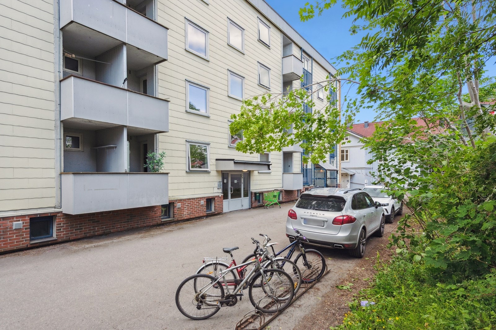 Leiligheten ligger i byggets 1. etg og har inngang fra østsiden. Rikelig med biloppstillingsplasser på borettslagets tomt. Galleribilde