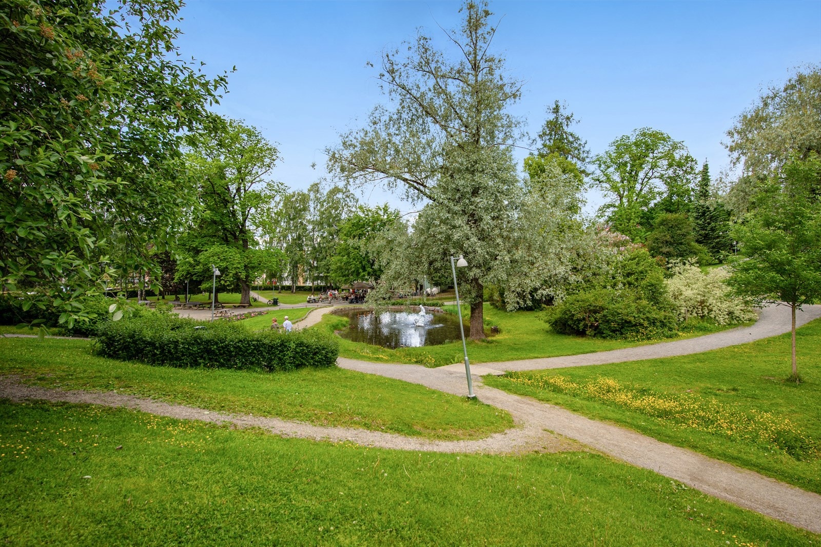 Søndre Park ligger få meter unna. Her ligger det en koselig cafe og store grøntarealer Galleribilde