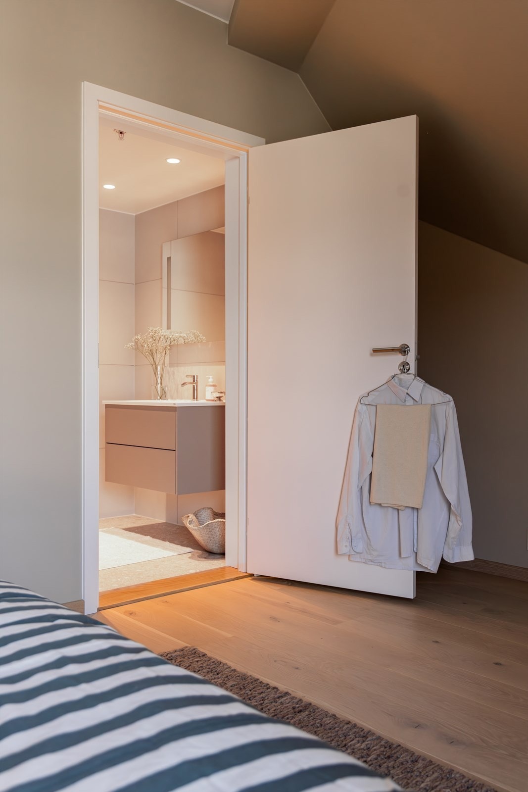 Leiligheten har to delikate flislagte baderom Galleribilde