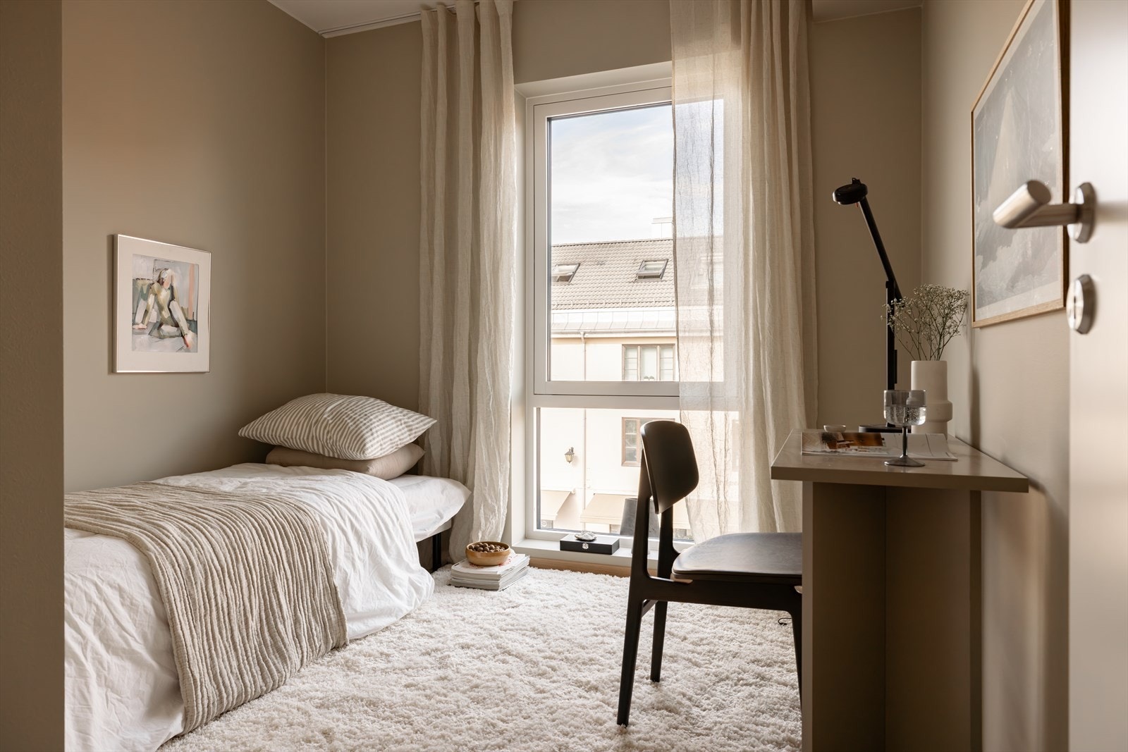 Soverom ll - Soverommene er lyse og innbydende - ideelle som barnerom, gjesterom eller hjemmekontor, avhengig av dine behov Galleribilde