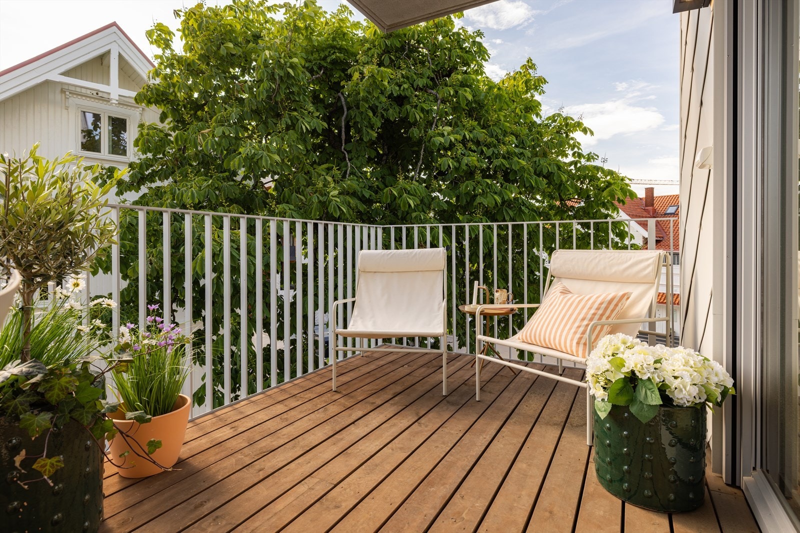 Balkongen fungerer som en fin forlengelse av leilighetens oppholdsrom i sommerhalvåret Galleribilde