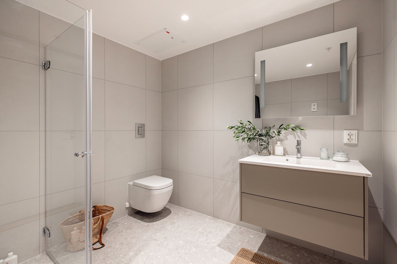 Baderom ll - Speilet over vasken er tilpasset bredden på innredningen, hvilket tilfører en ren og harmonisk finish Galleribilde