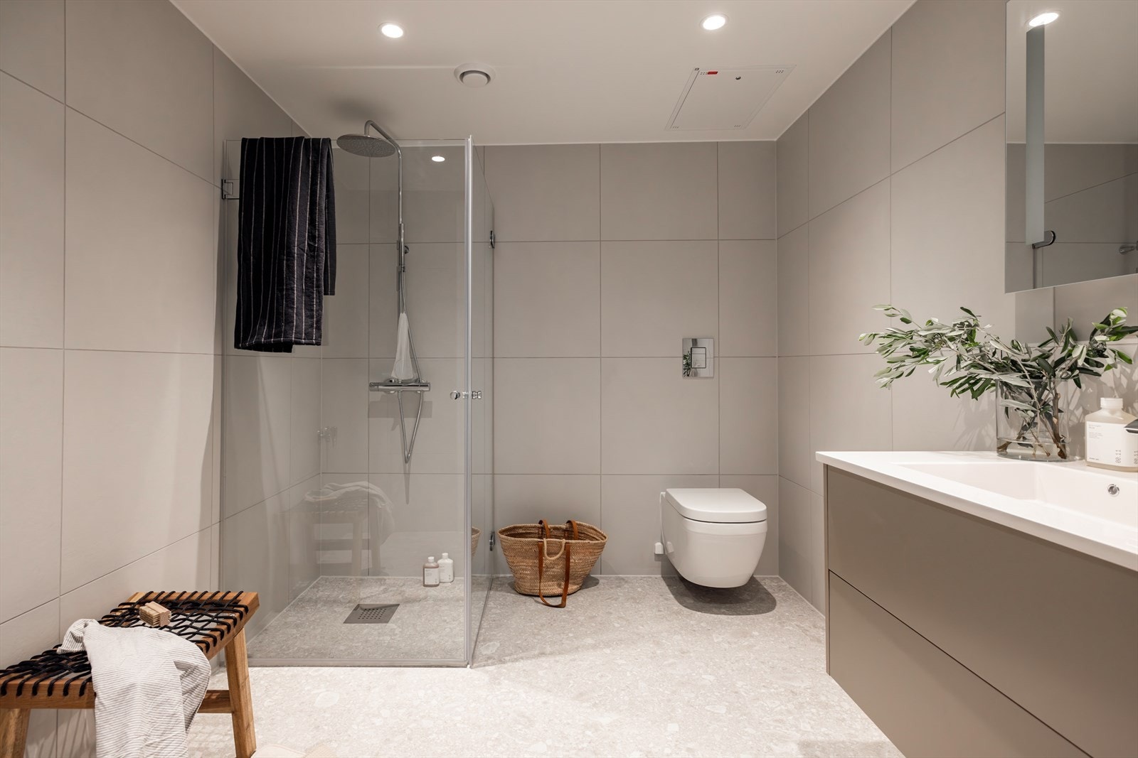 Baderom ll i praktisk tilknytning til leilighetens entré - Det er opplegg for vask/tørk Galleribilde