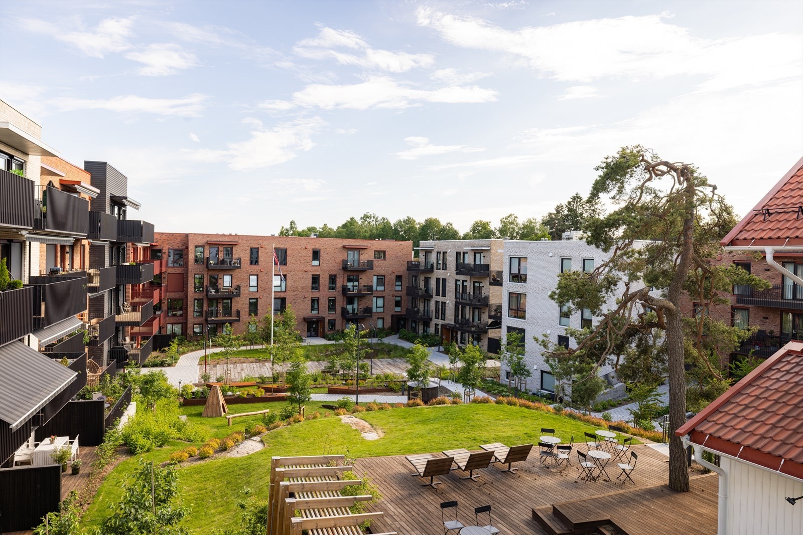 Balkongen har hyggelig utsyn mot den rolige frodige bakgården Galleribilde