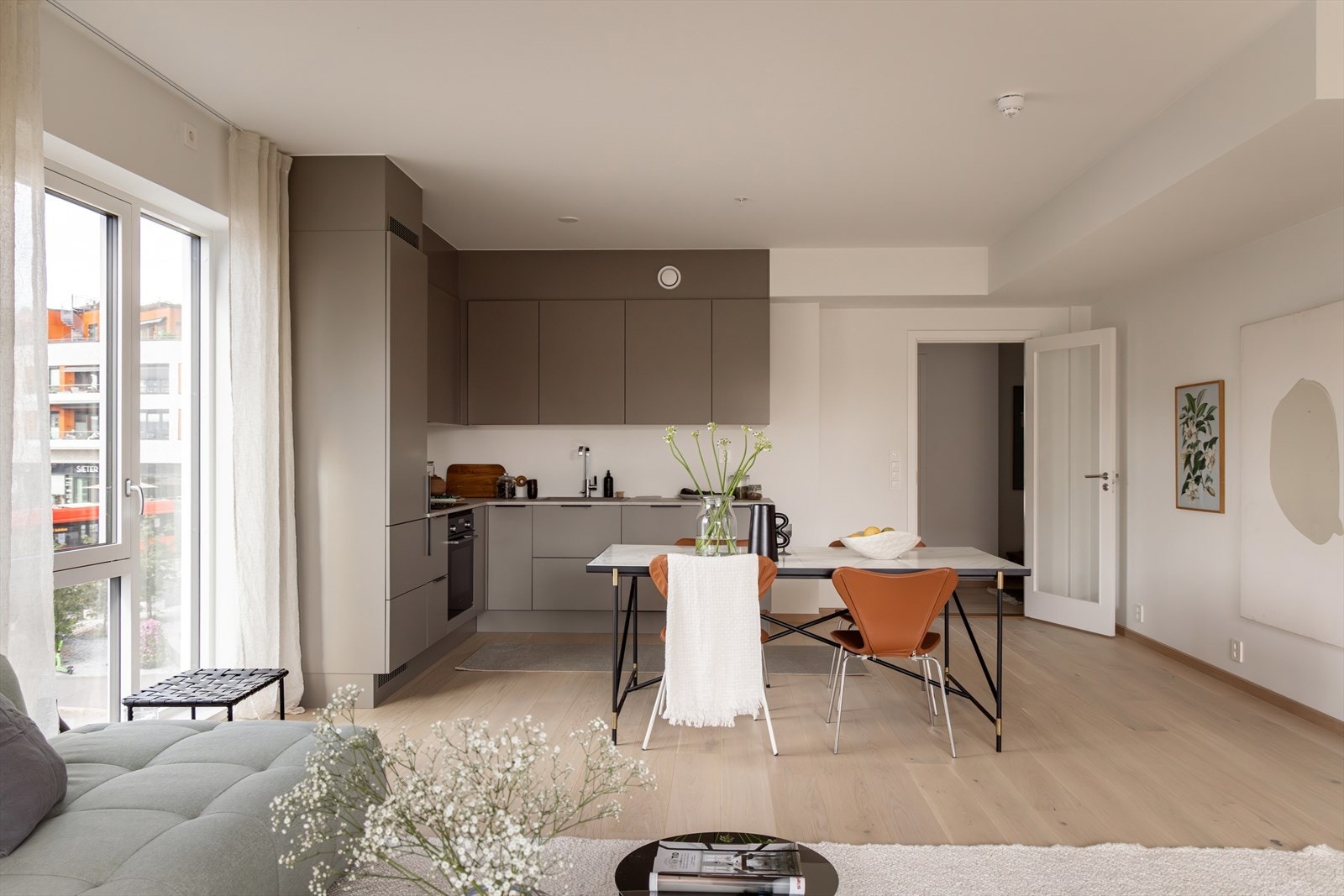 Gulvet er belagt med elegant 1-stavs hvitlasert eikeparkett, kombinert med gjennomtenkte farge- og materialvalg som gir rommet et moderne og eksklusivt uttrykk Galleribilde