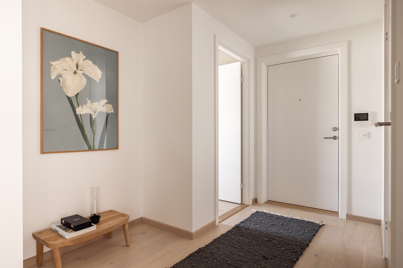 Velkommen inn! Boligen har en romslig og innbydende entré med behagelig gulvvarme - Her er det god plass til garderobeskap- perfekt for oppbevaring av yttertøy og sko Galleribilde