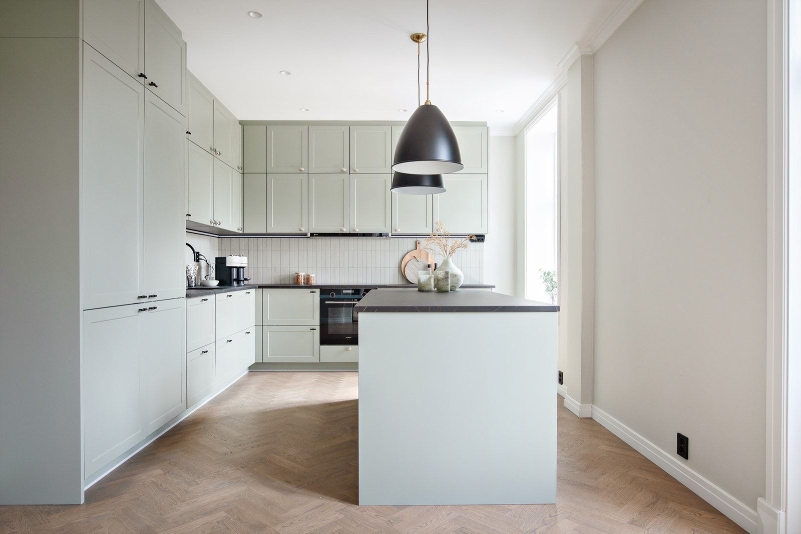 Hagevillaen har et stort kjøkken og er innredet med smakfullt interiør og har et delikat fargevalg Galleribilde