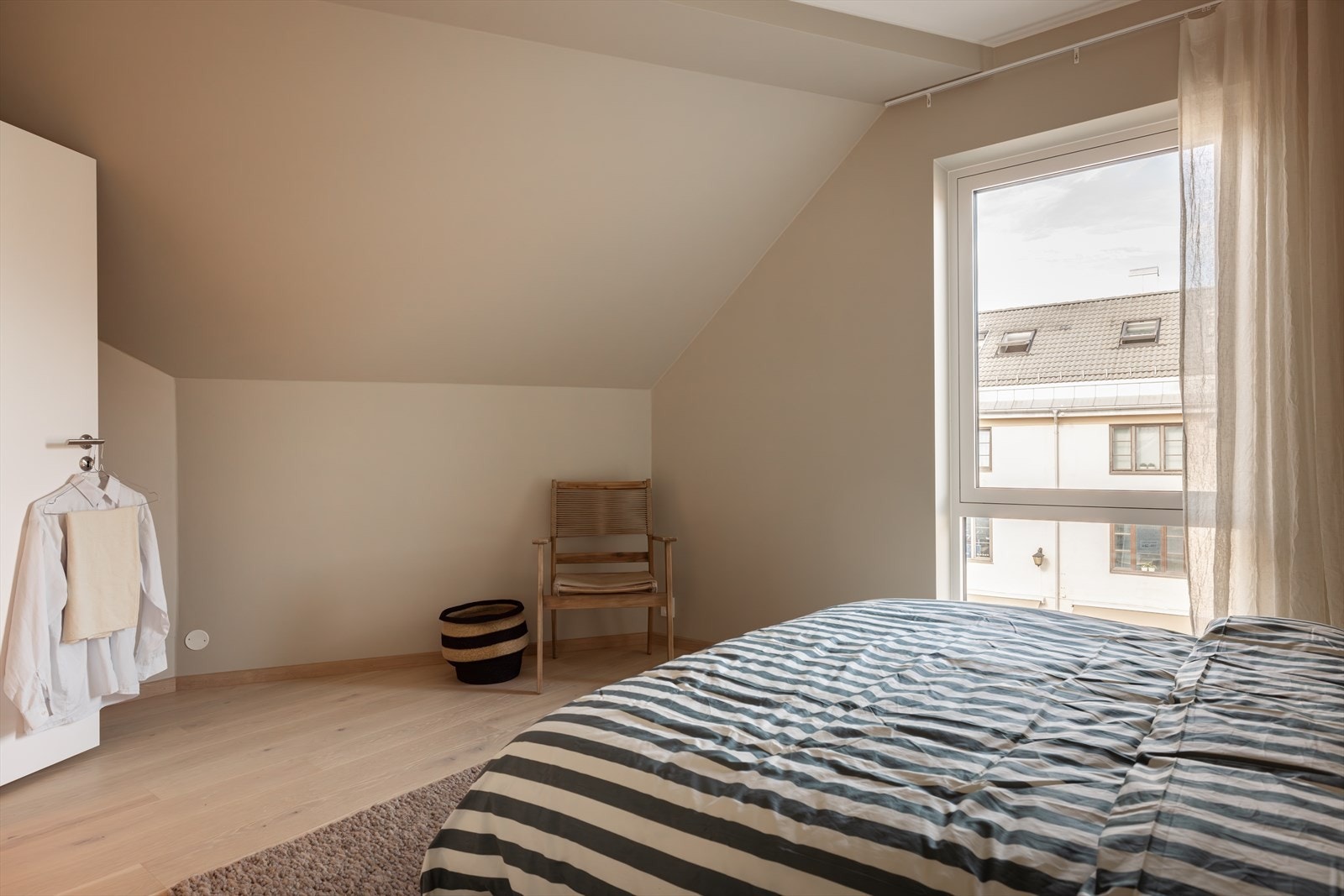 Hovedsoverommet er romslig og har god plass til garderobeinnredning Galleribilde