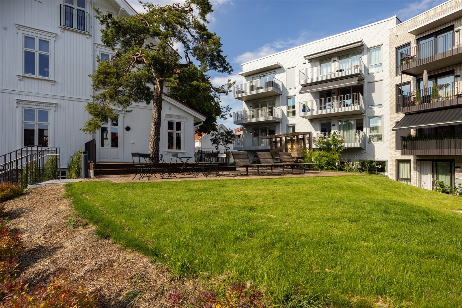 Det er opparbeidet et flott hageanlegg mellom byggene forbeholdt beboerne i prosjektet Galleribilde