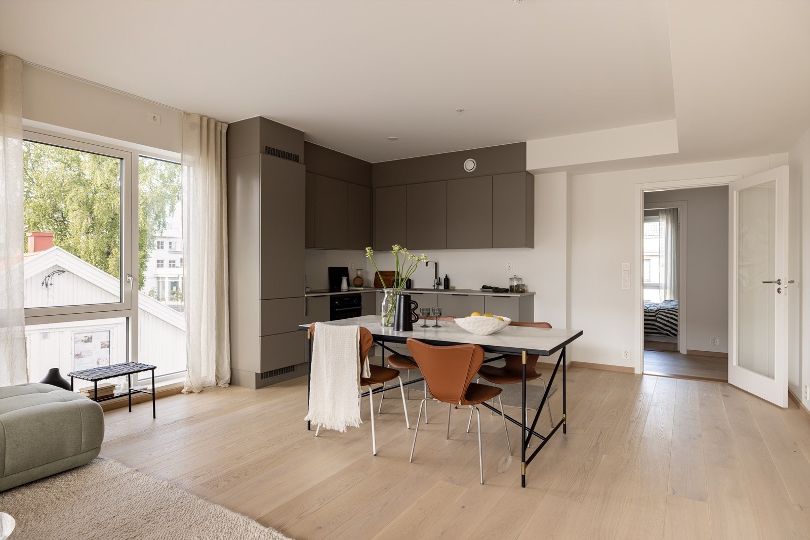 Kjøkkeninnredningen er fra kvalitetsleverandøren HTH, som leverer moderne kjøkkenløsninger Galleribilde