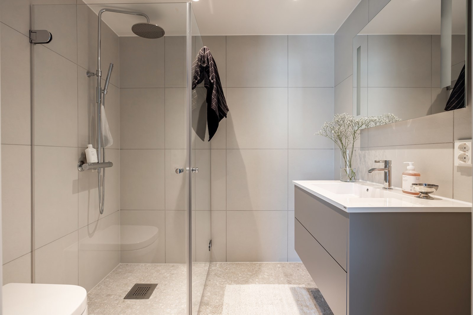 Bad en-suite - Badene har et moderne og lyst uttrykk Galleribilde