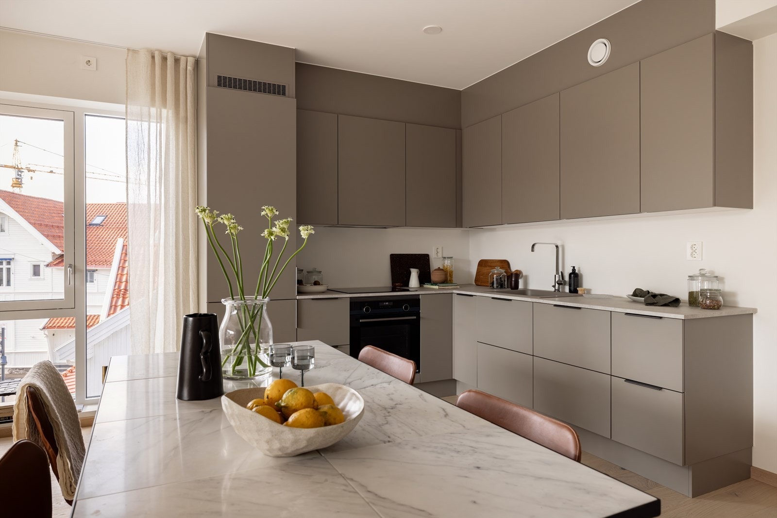 Nedfelt oppvaskkum fra Blanco i modell Naya 6 Tartufo, og blandebatteri fra Tapwell Galleribilde