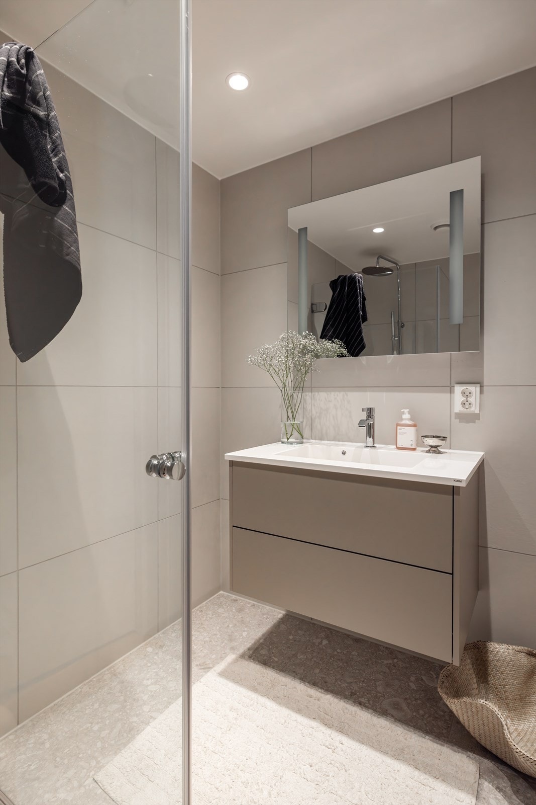 Det er ogdt med lagringsplass i servantskapet med to romslige skuffer - Heldekkende Kuma Square servant Galleribilde