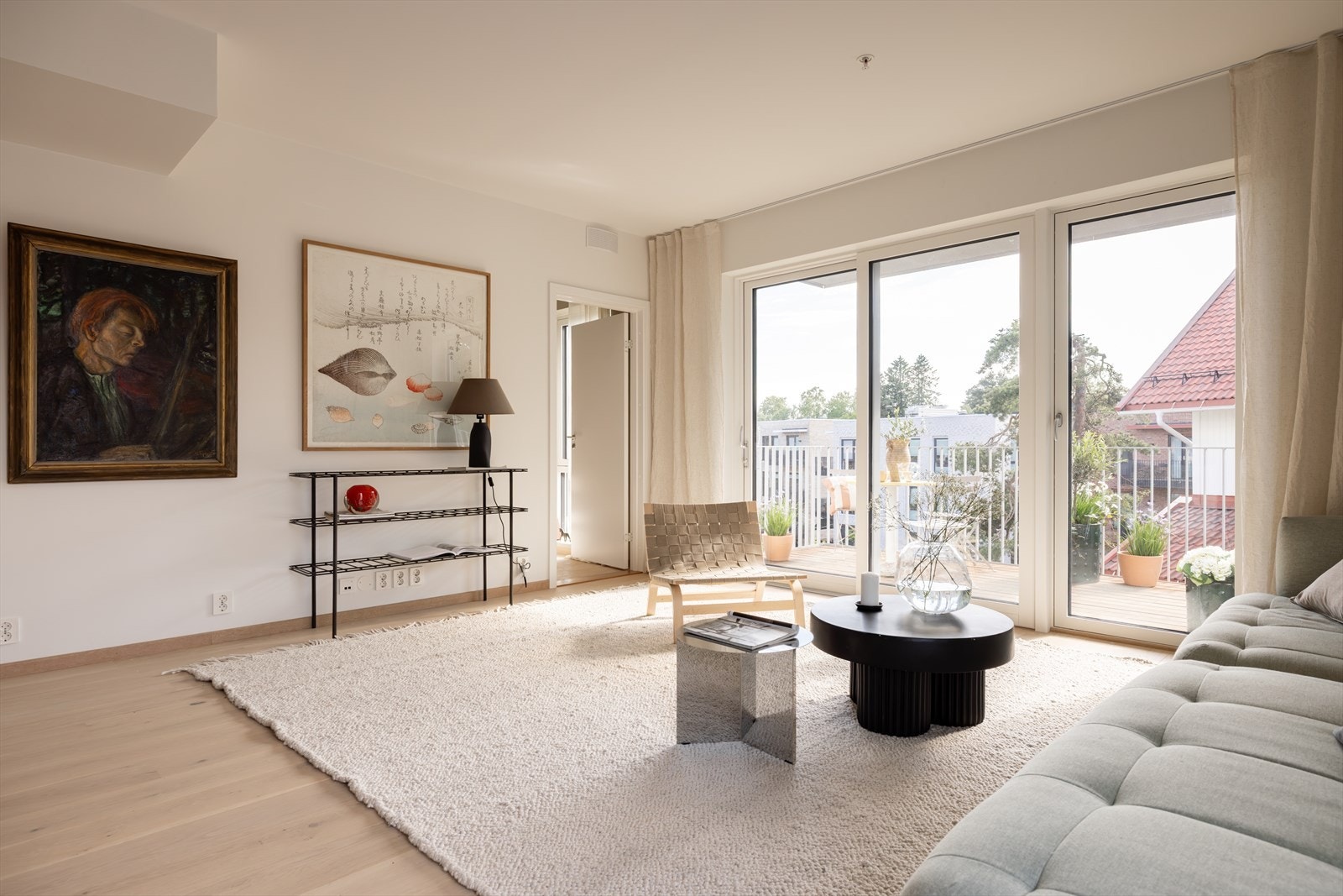 Den åpne planløsningen gir gode møbleringsmuligheter for både sofagruppe, spisebord og øvrig interiør - tilpasset dine behov og ønsker. Galleribilde