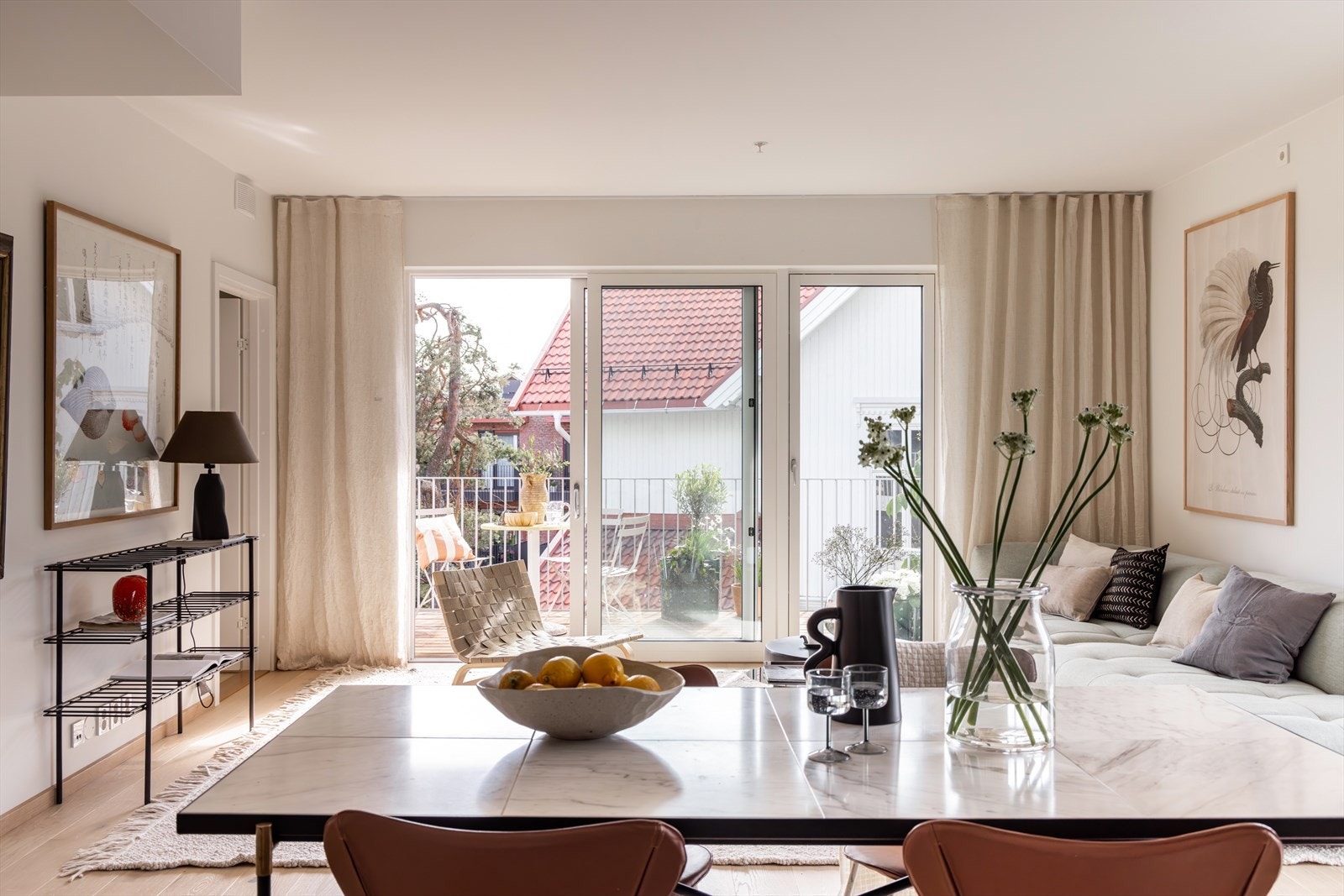 Lys og åpen stue-/kjøkkenløsning med god plass til både sofamøblement og spisebord Galleribilde