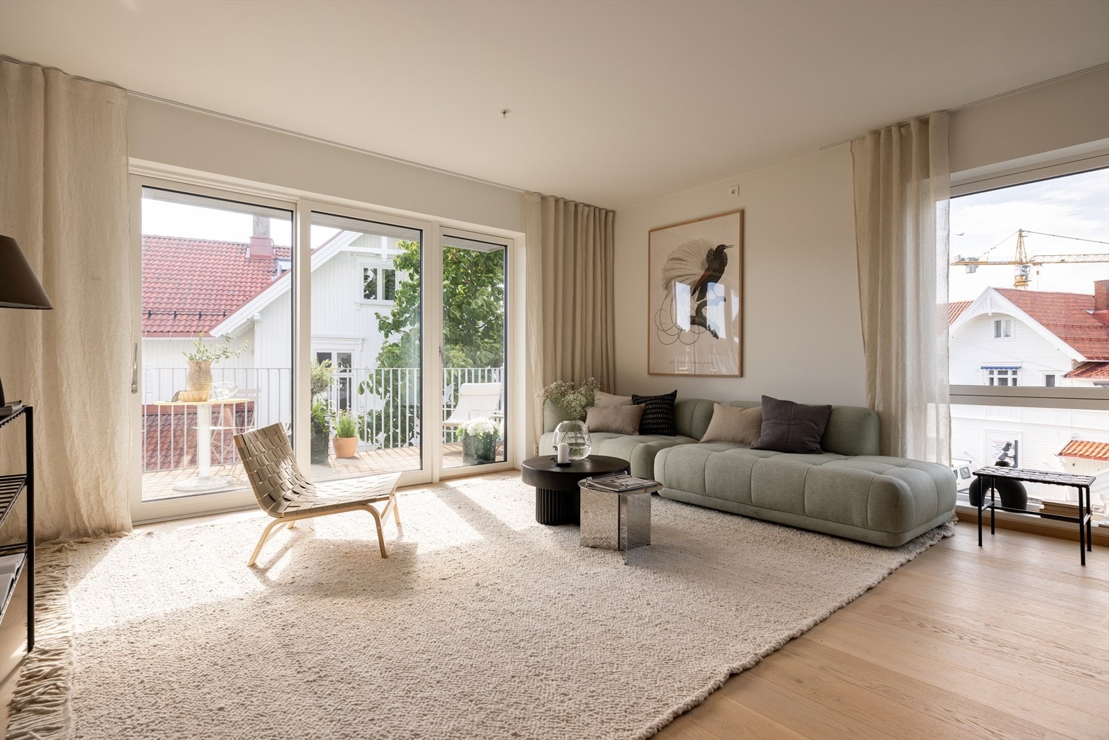 Boligen er gjennomgående med store vindusflater som slipper inn lys fra flere kanter Galleribilde