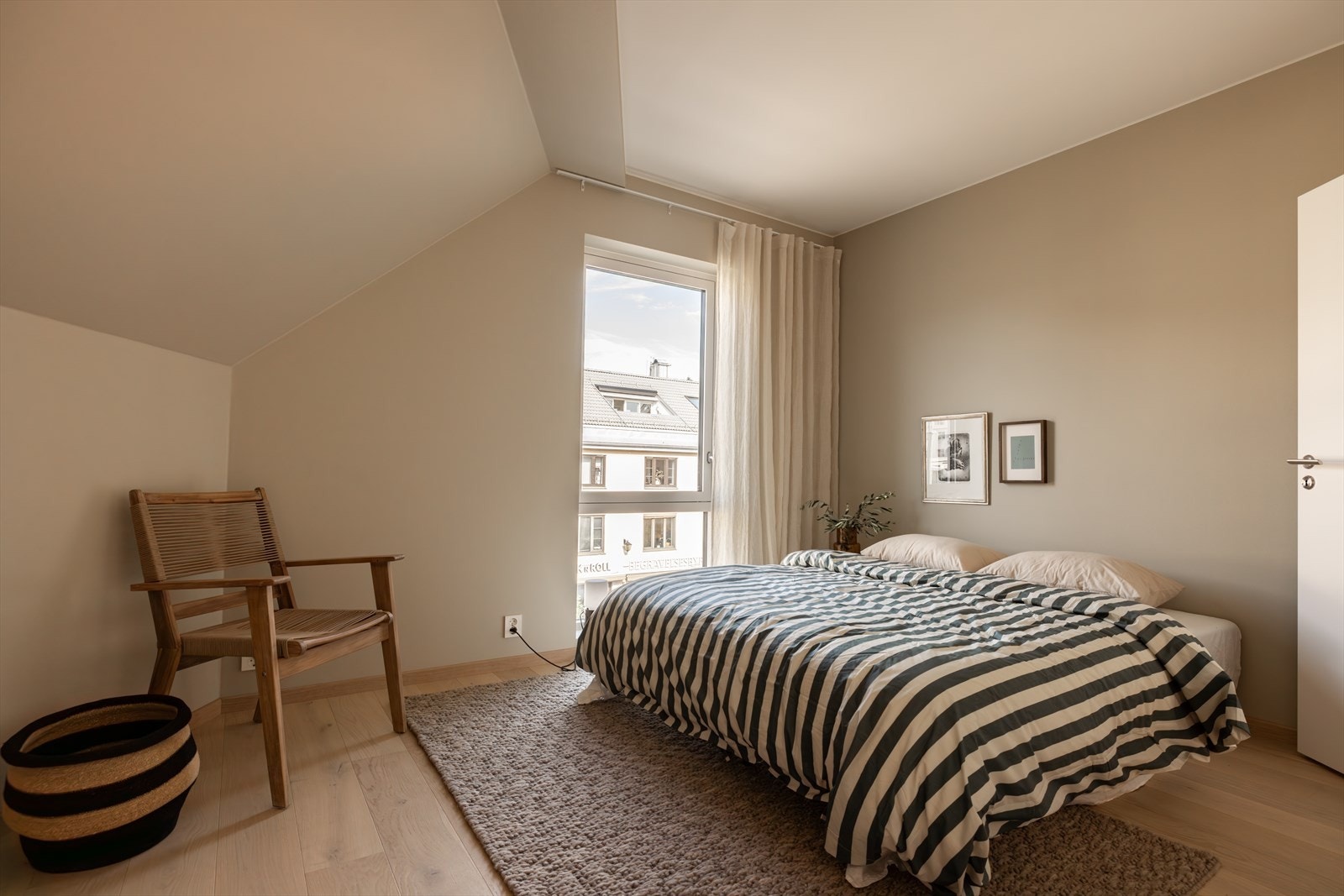 Hovedsoverommet har en behagelig en suite-løsning med direkte tilgang til eget bad Galleribilde