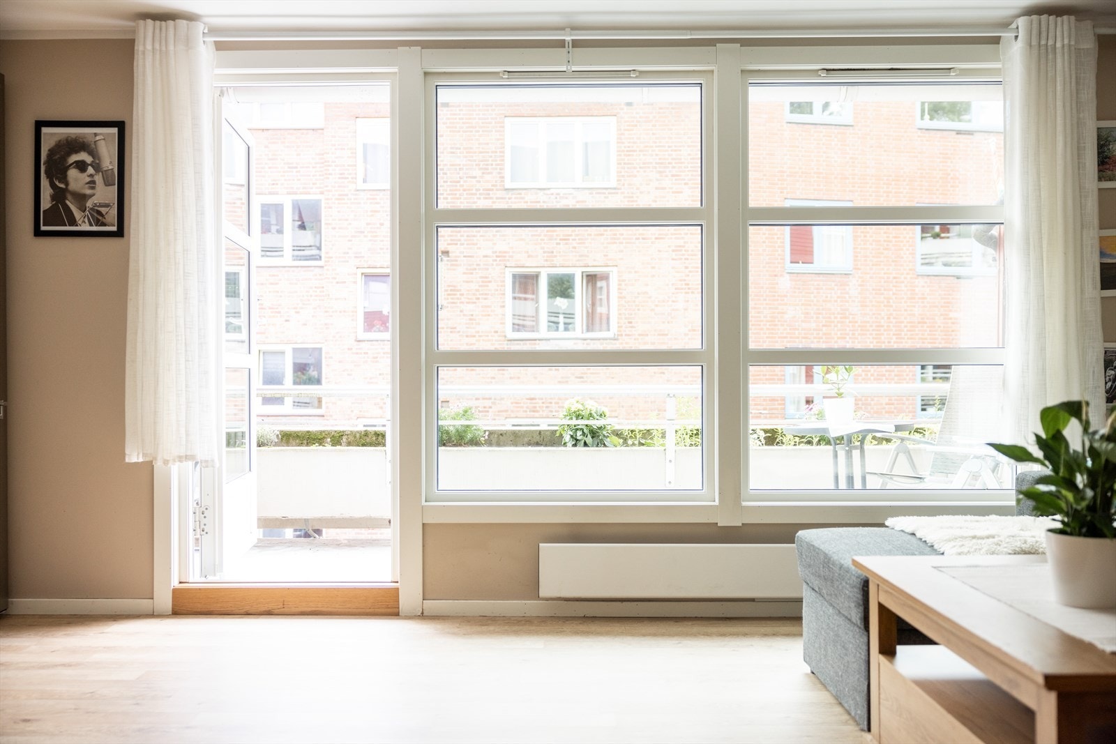 Fra stuen er det utgang til balkongen. Galleribilde