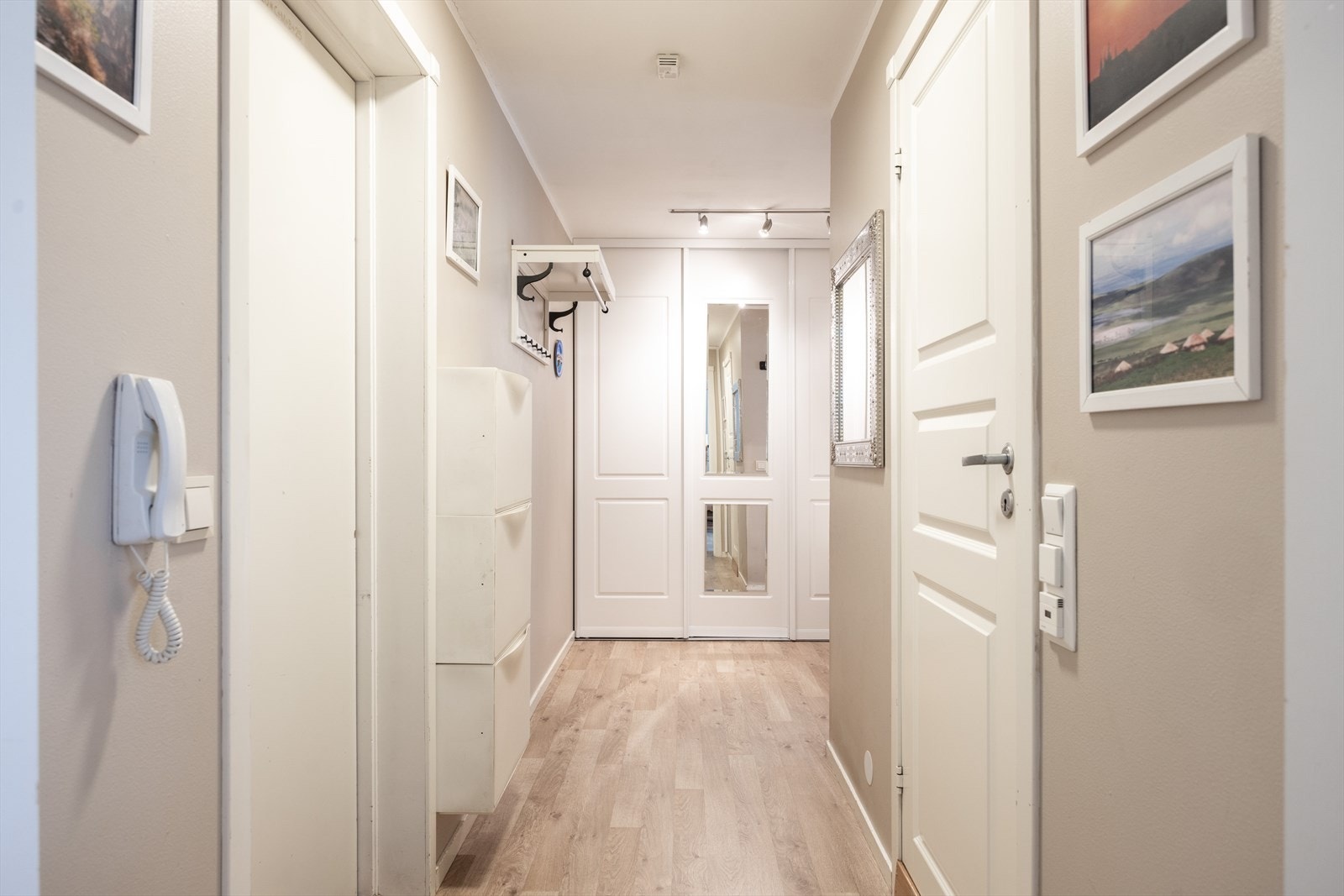 Velkommen inn i en romslig entré. Galleribilde