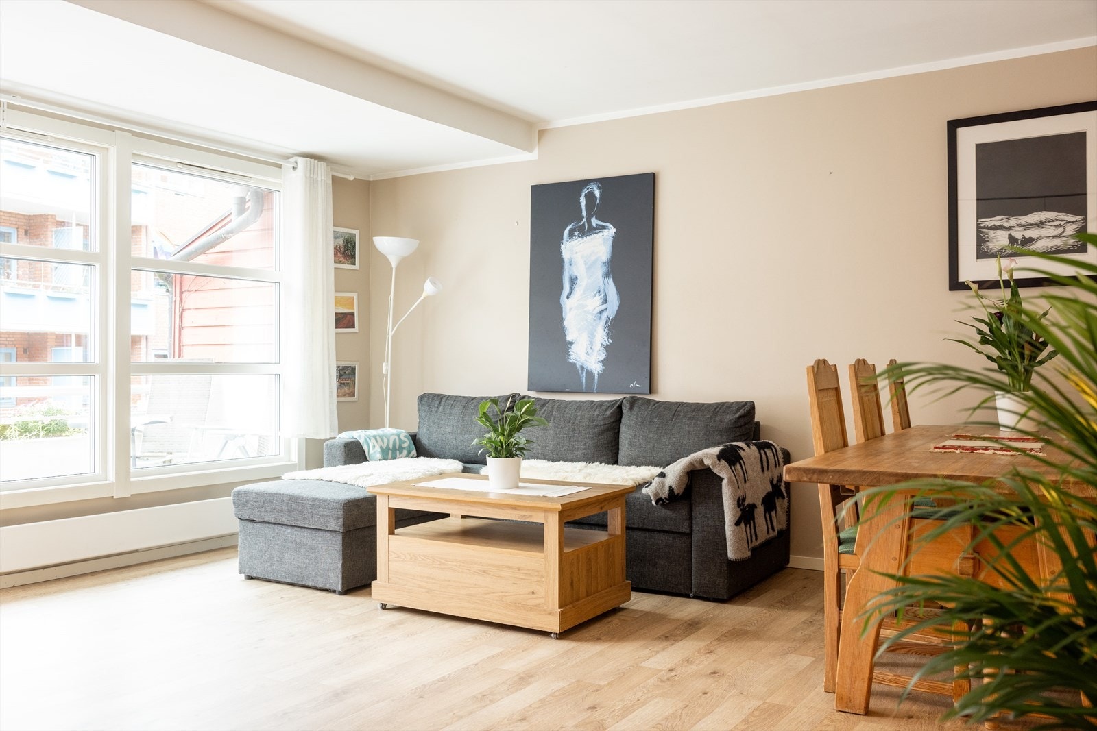 Leiligheten består av gang, stue/kjøkken, to romslige soverom og tidløst bad. Galleribilde