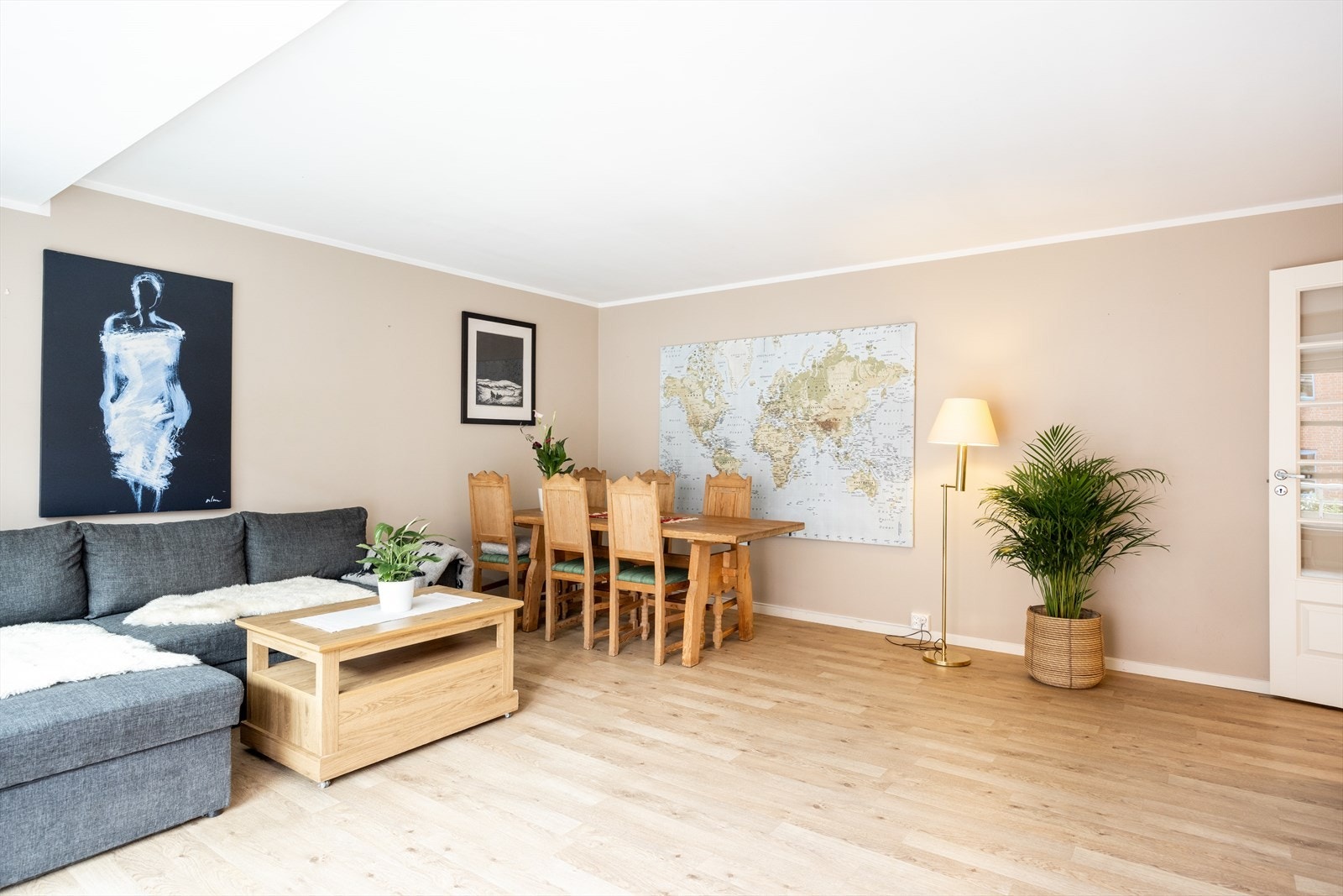 Her er det plass til både sofa- og spisegruppe. Galleribilde