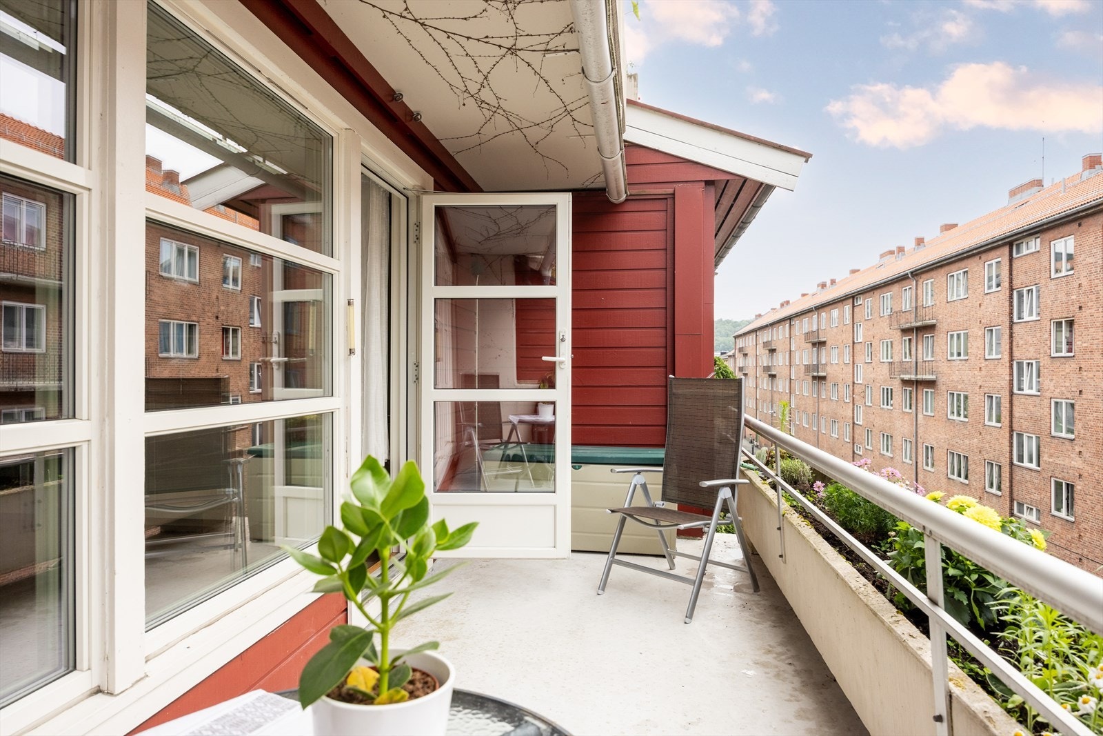 God plass til sittegruppe og grill. Galleribilde