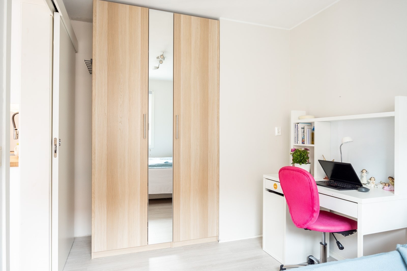 Plass til både garderobeskap og pult/hjemmekontor. Galleribilde