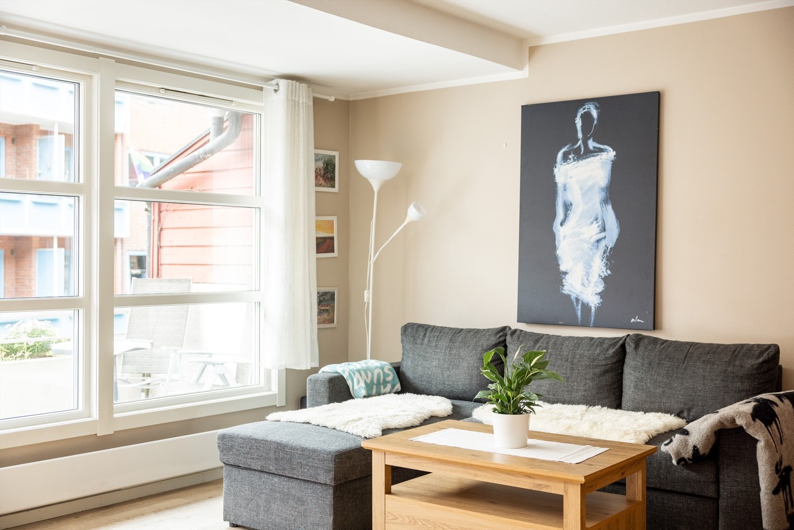 Stuen har store vindusflater som slipper inn godt med naturlig lys. Galleribilde