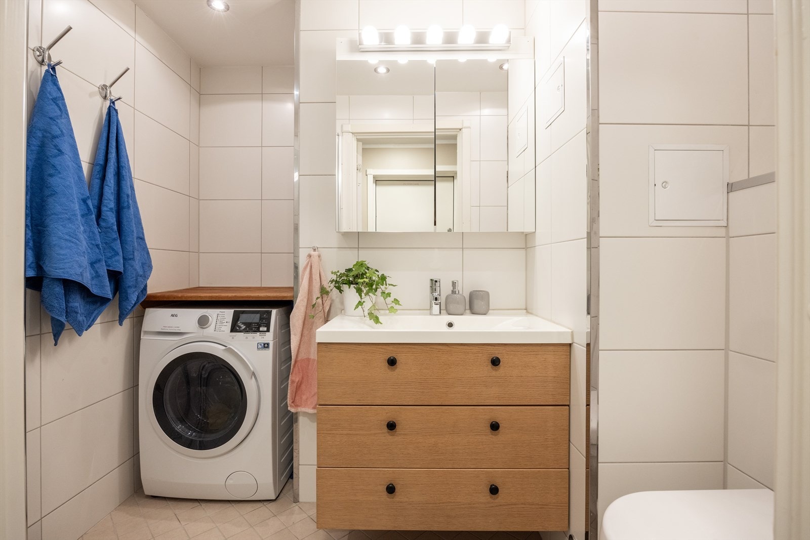 Badet ble pusset opp i 2012 og har et moderne uttrykk med dusjnisje, vegghengt toalett og baderomsinnredning med speil. Galleribilde