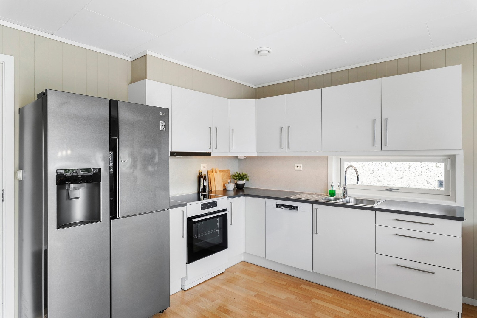 Stilrene linjer på kjøkkeninnredning som er levert av HTH Galleribilde