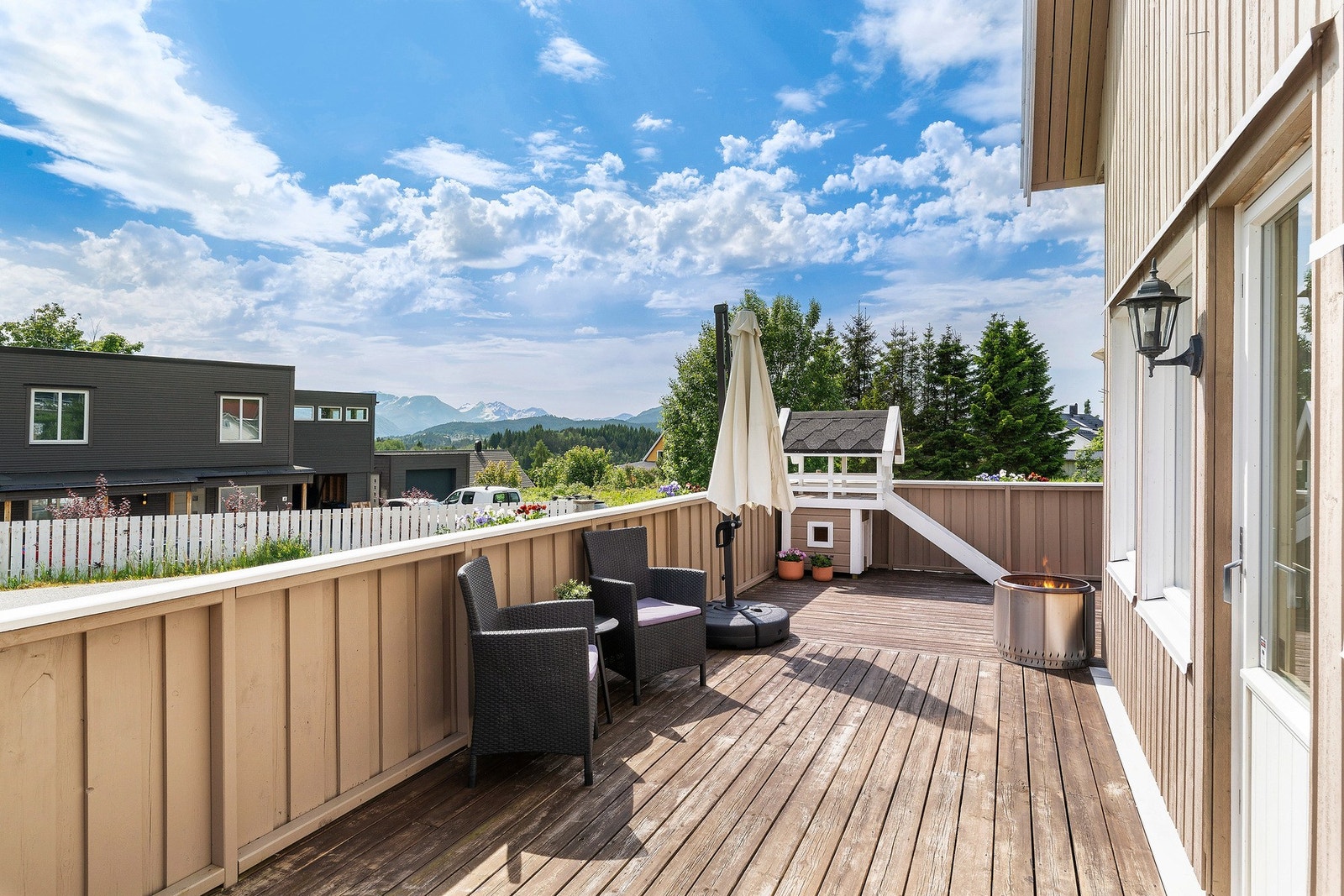 Den solrike terrassen er flittig brukt og her plass til både solsenger, grill og spisegruppe. Galleribilde