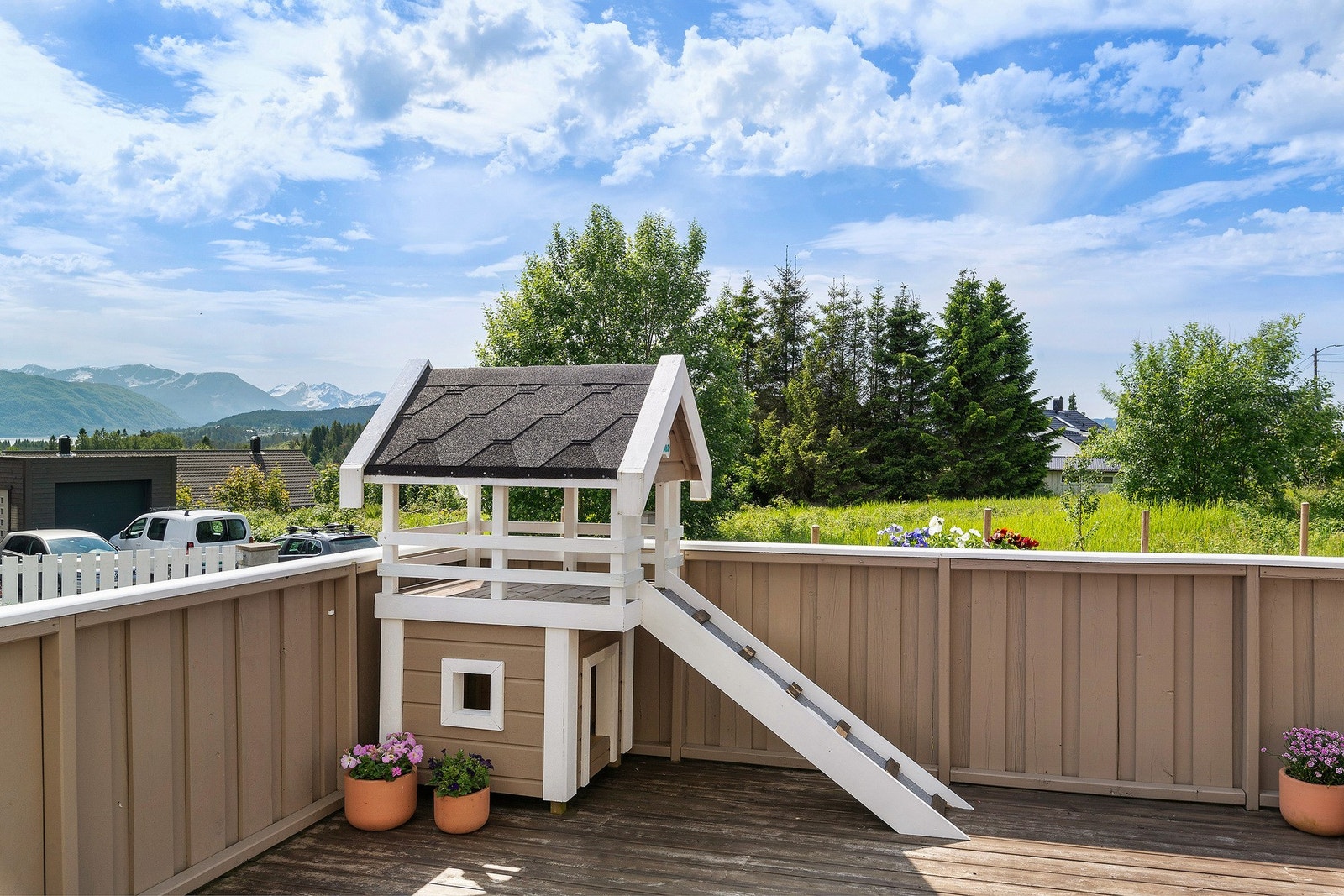 2- etasjers hus til Laban er oppført på hjørne av terrasse . Fin utsikt mot sør og mot vest. Galleribilde