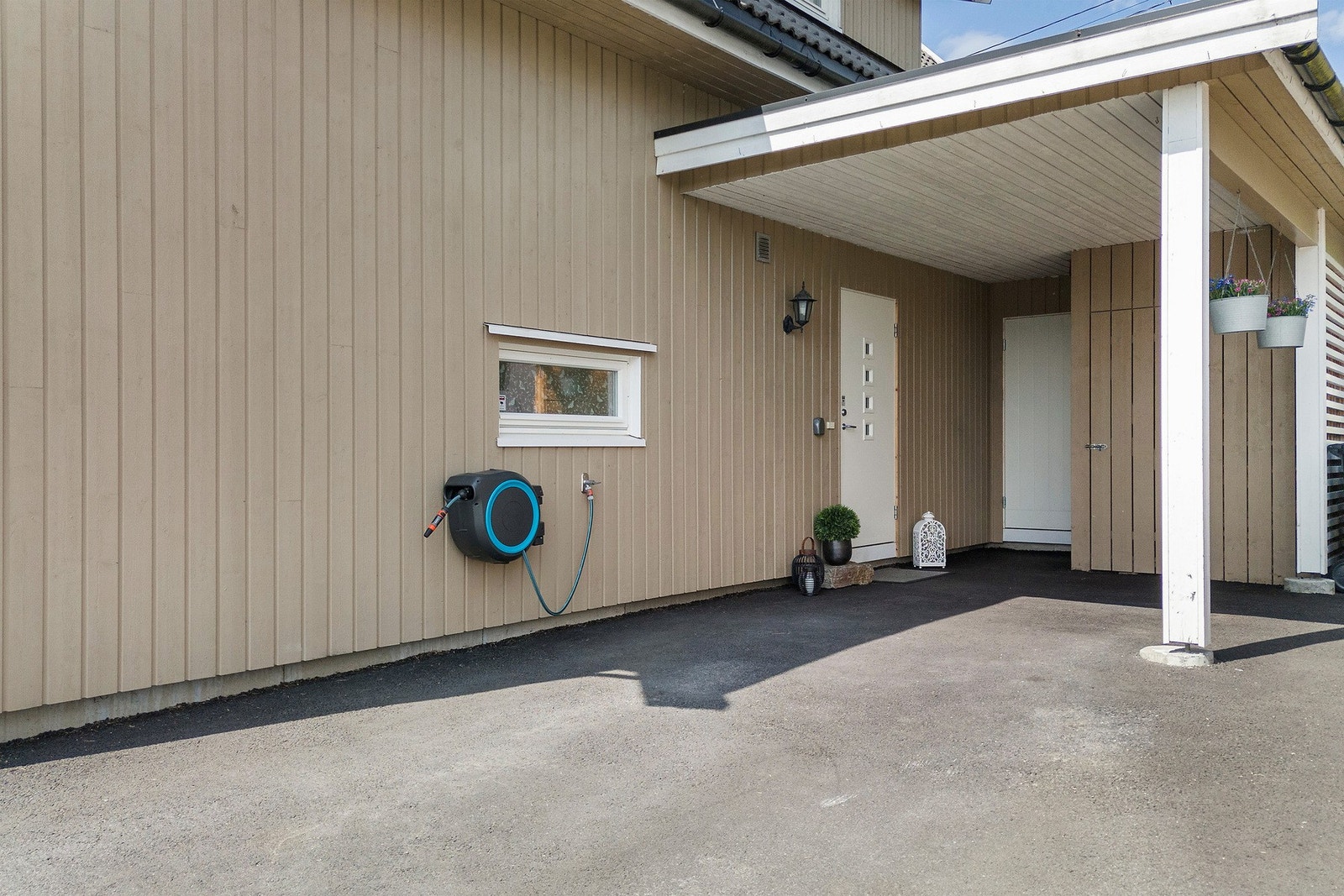 Asfaltert innkjørsel og vannutkaster ved overbygd inngang. Boligen har også gode lagringsforhold i utvendige sportsboder. Galleribilde