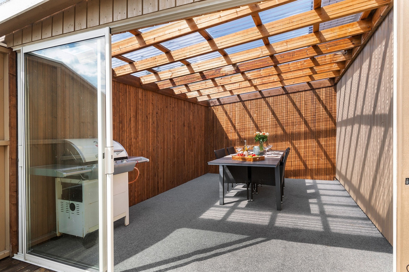 Hagestue med gjennomsiktig tak, gjør det lunt og trivelig å sitte ute selv når været ikke er på det beste. Perfekt for både avslapping eller selskap. Galleribilde