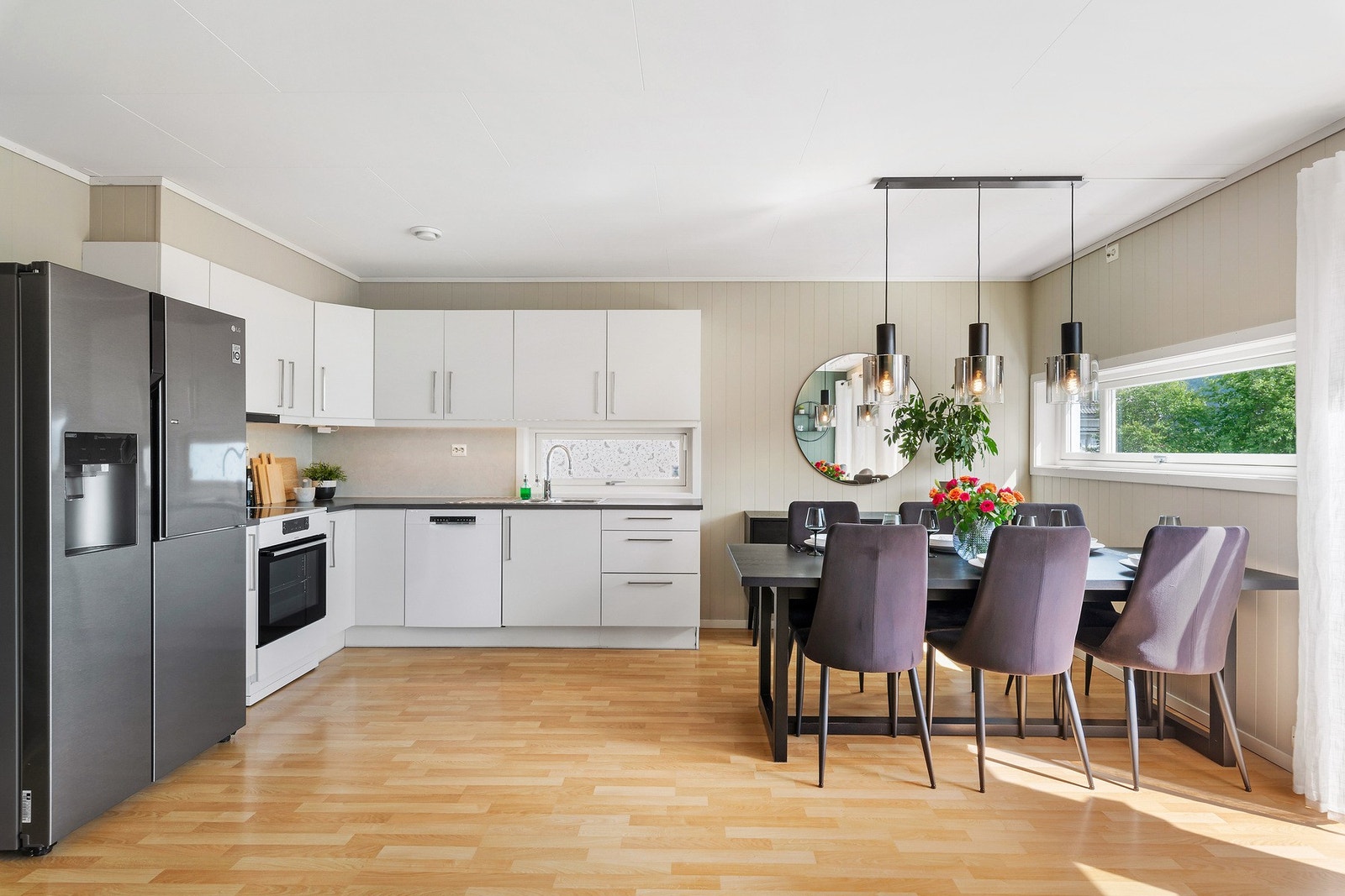 Stue og kjøkken har åpen løsning og mot syd har man utgang til terrassen. Galleribilde