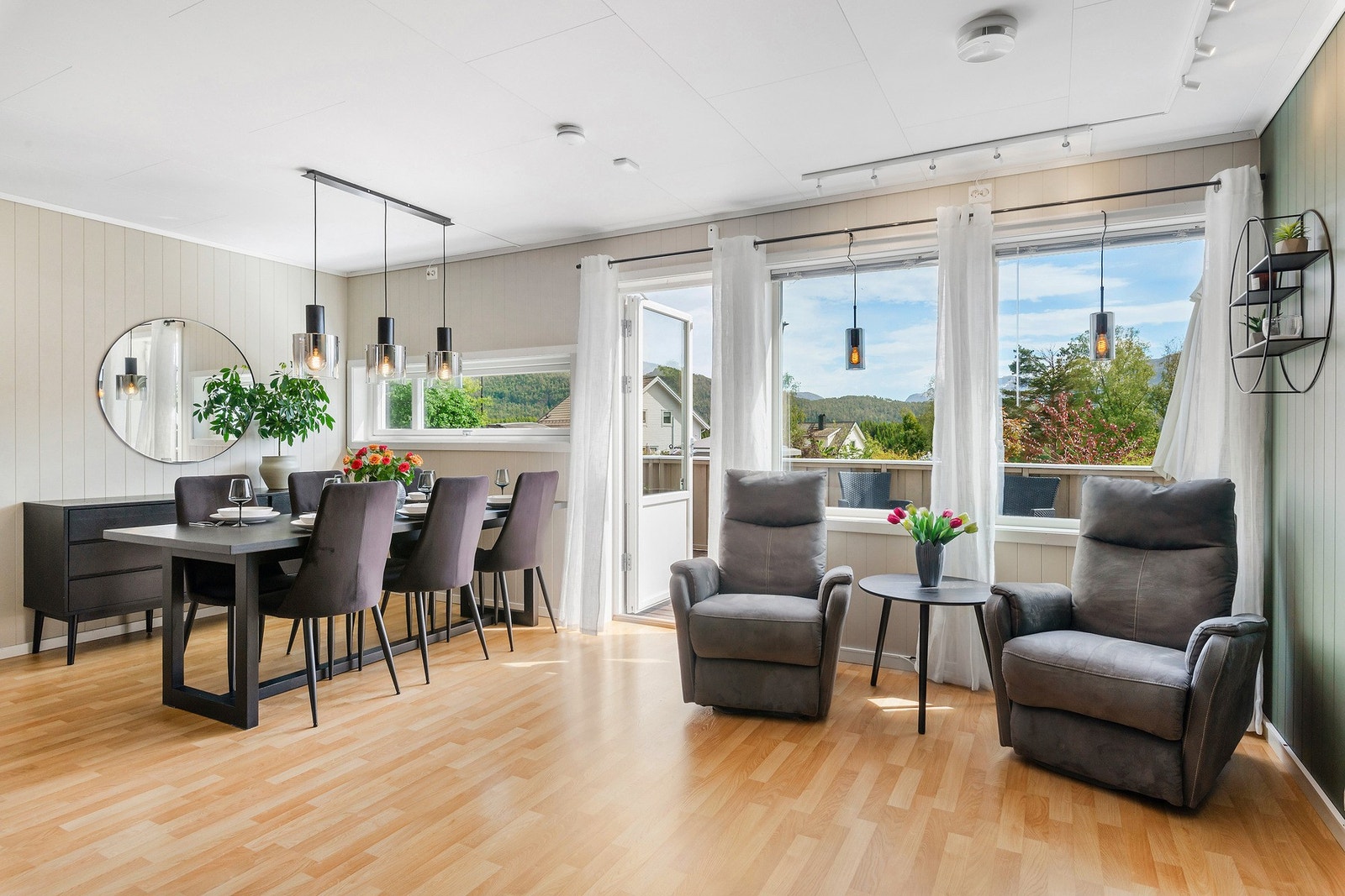 Fra stue har man utgang til solrik terrasse. Galleribilde