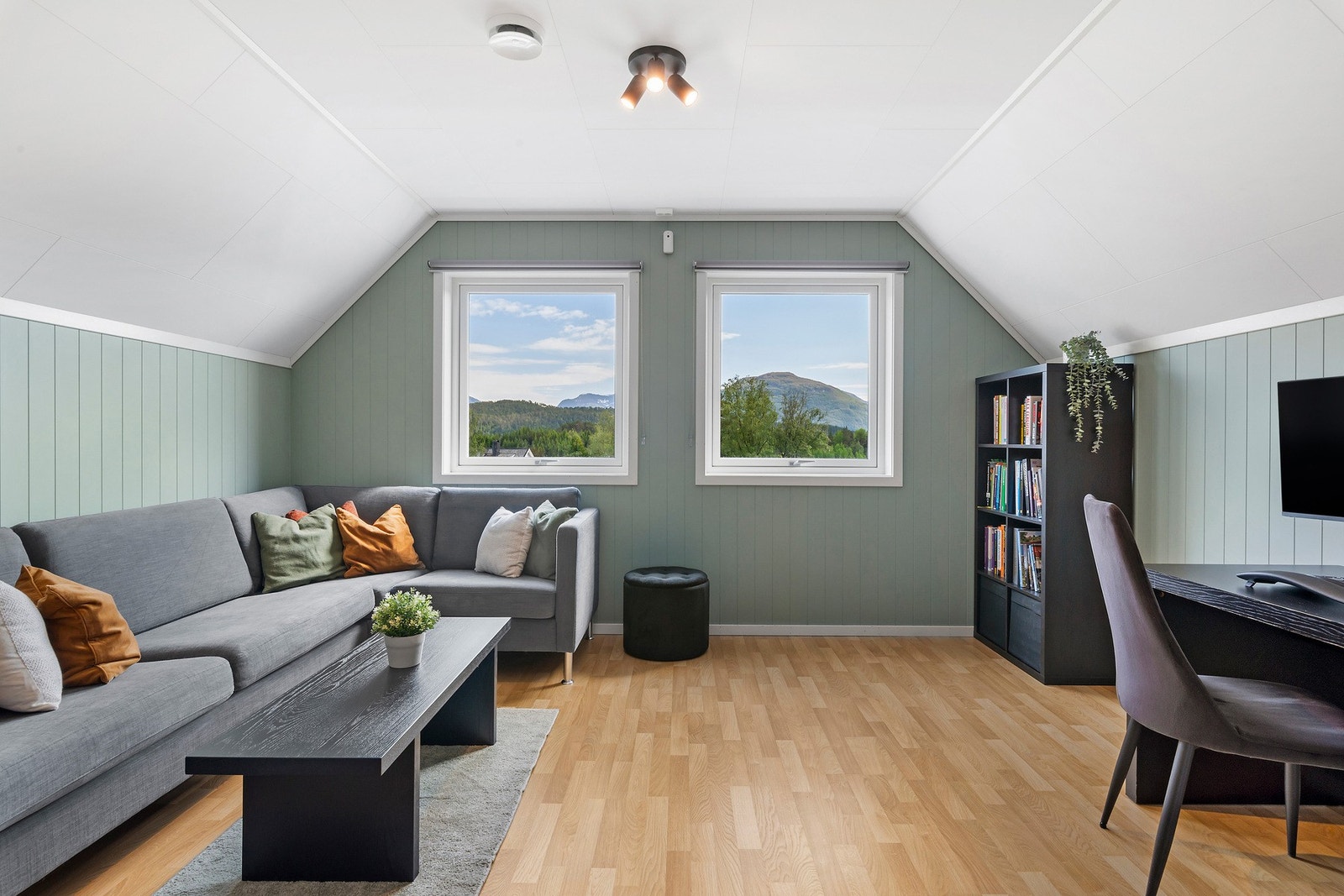 I 2.etasje er det koselig og romslig loftsstue med vindu mot syd. Galleribilde