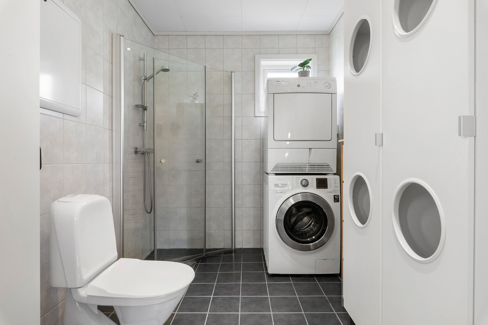 Badet er i hovedetasjen, det er helfliset og med plass for hvitevarer Galleribilde