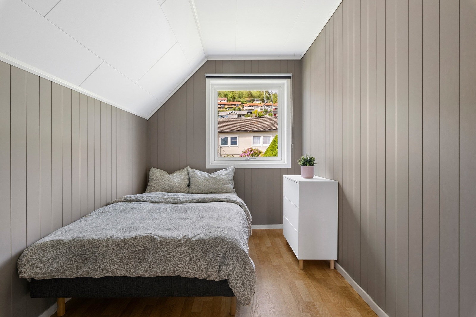 Fine soverom i 2. etg. Legg merke til at veggene omtrent ikke har spikerhull eller lignende. Galleribilde