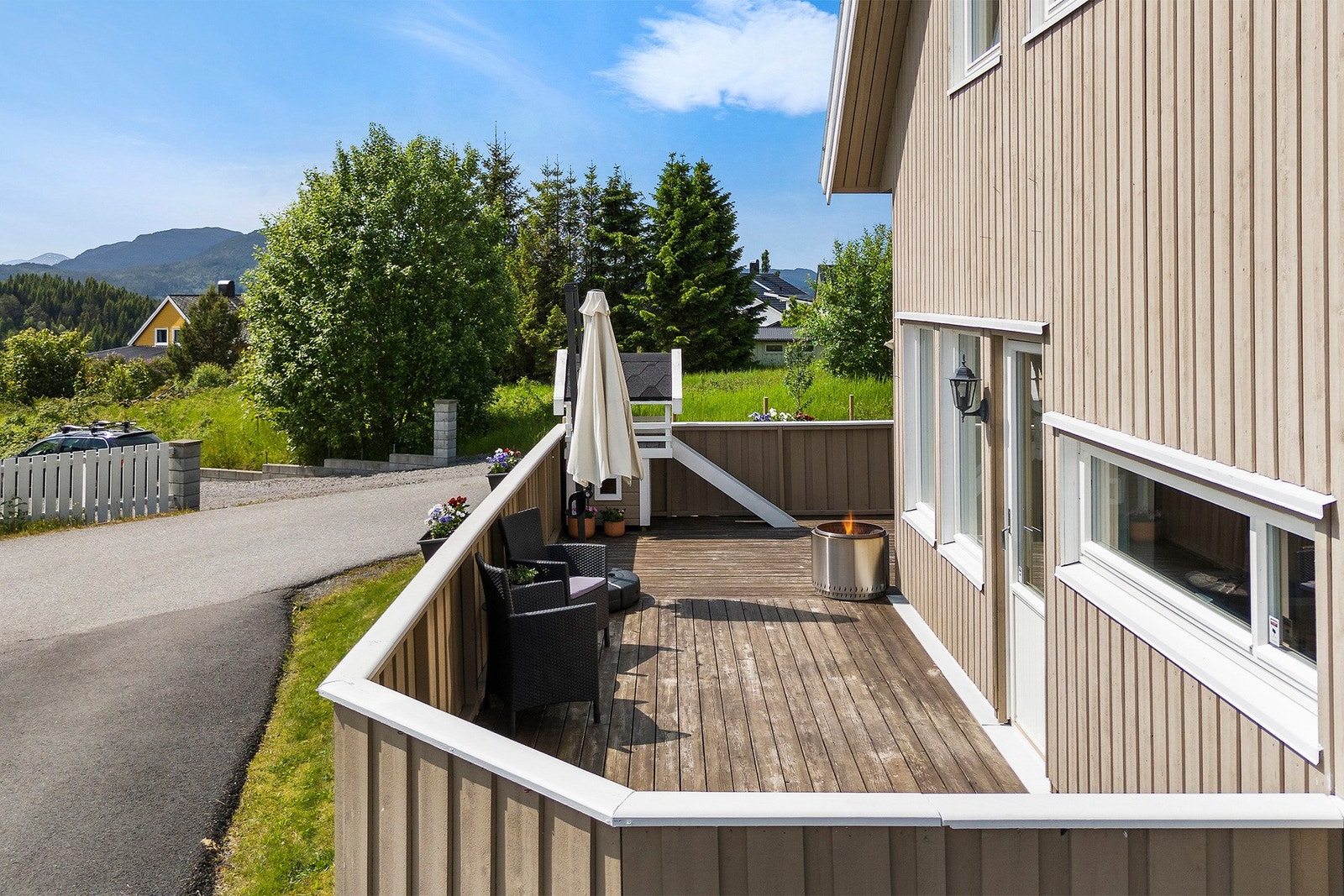 Terrassen har utebelysning og i tillegg er det portåpning i rekkverket slik at hagemøblene kan flyttes enkelt inn og ut av terrassen. Galleribilde