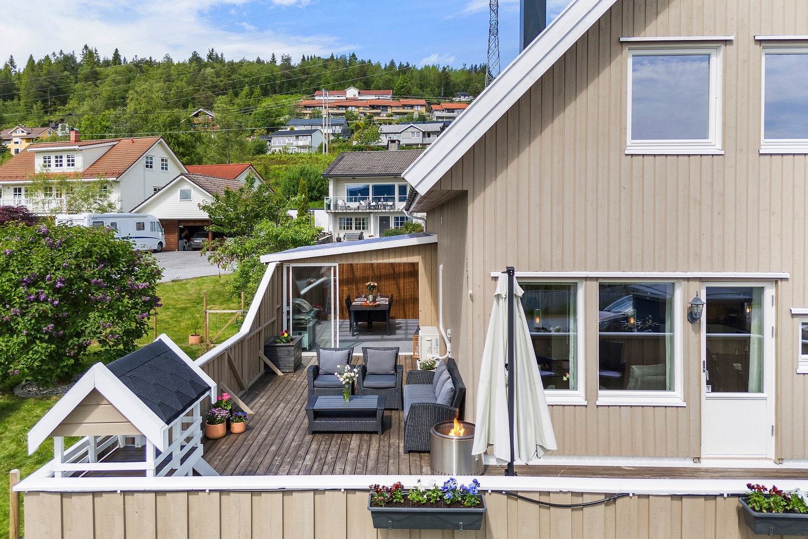 Lune sensommerkvelder kan nytes på terrasse og i hagestue. Galleribilde