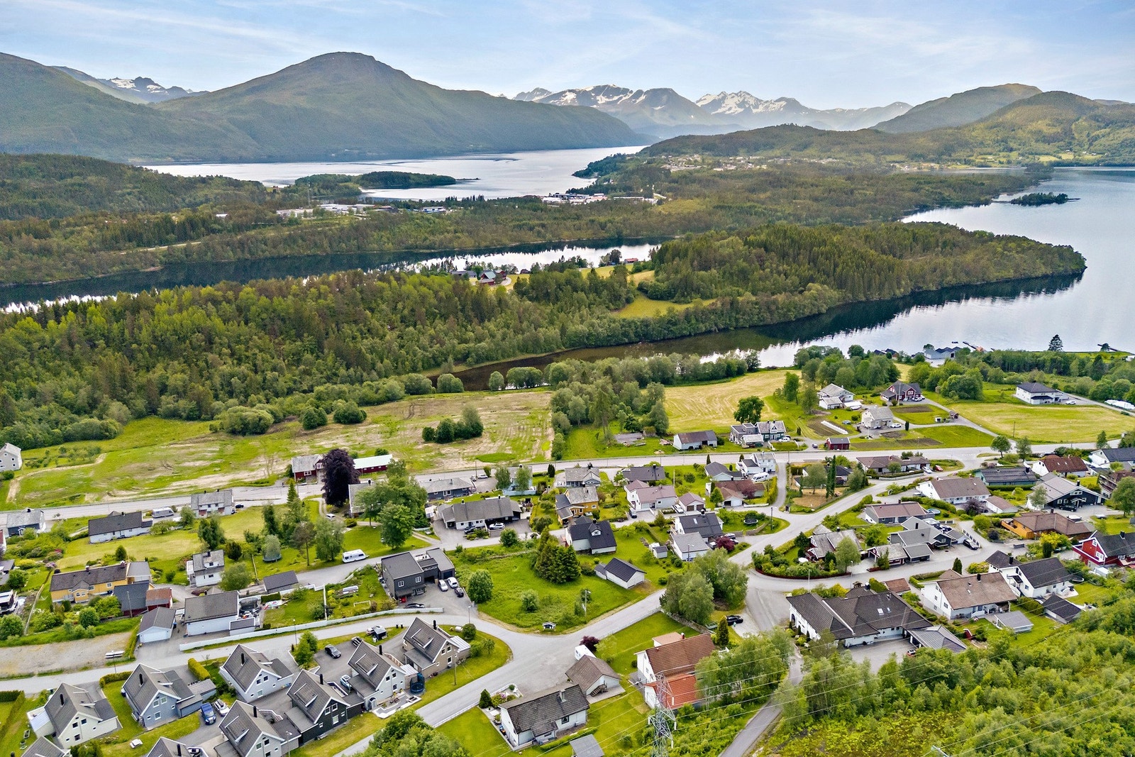 Landlig beliggenhet men med kort avstand til skoler, barnehage og dagligvarebutikk. Galleribilde