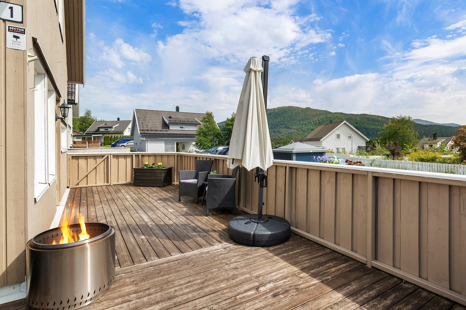 Ved siden av parasollen så skimtes gjesteparkeringen. God utsikt mot øst og mot sør fra denne vinkelen. Galleribilde