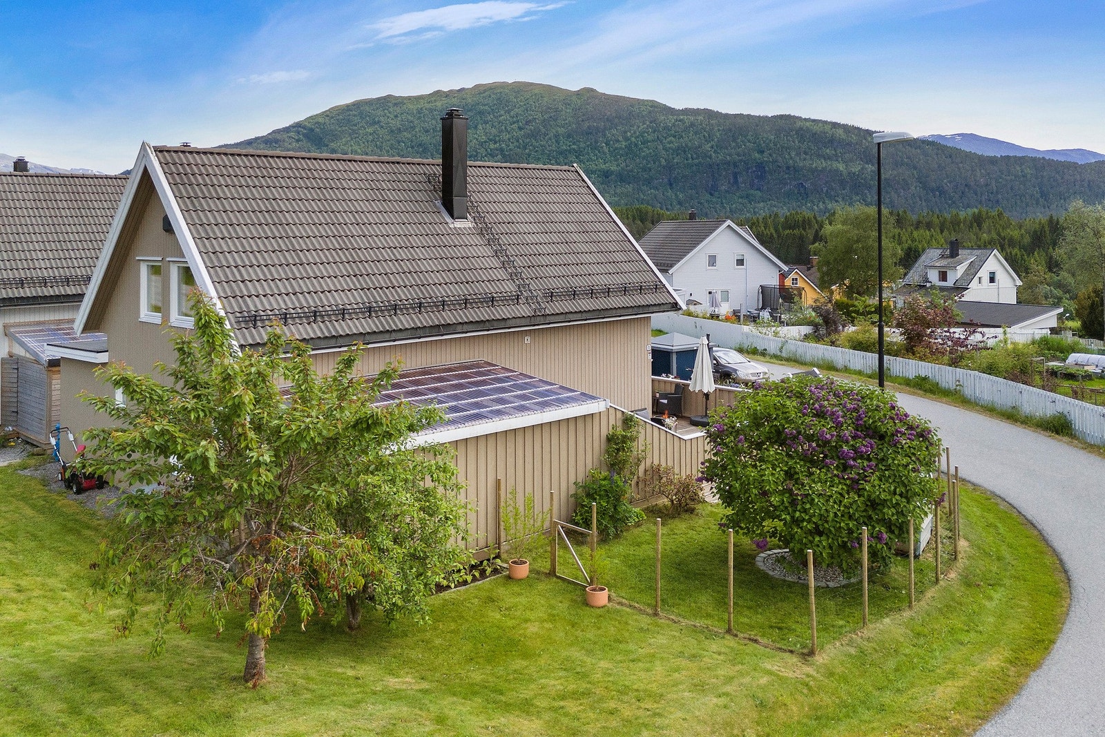 Uteområdet er pent og velholdt, legg merke til den pene kantsteinen rundt syrinen. Galleribilde