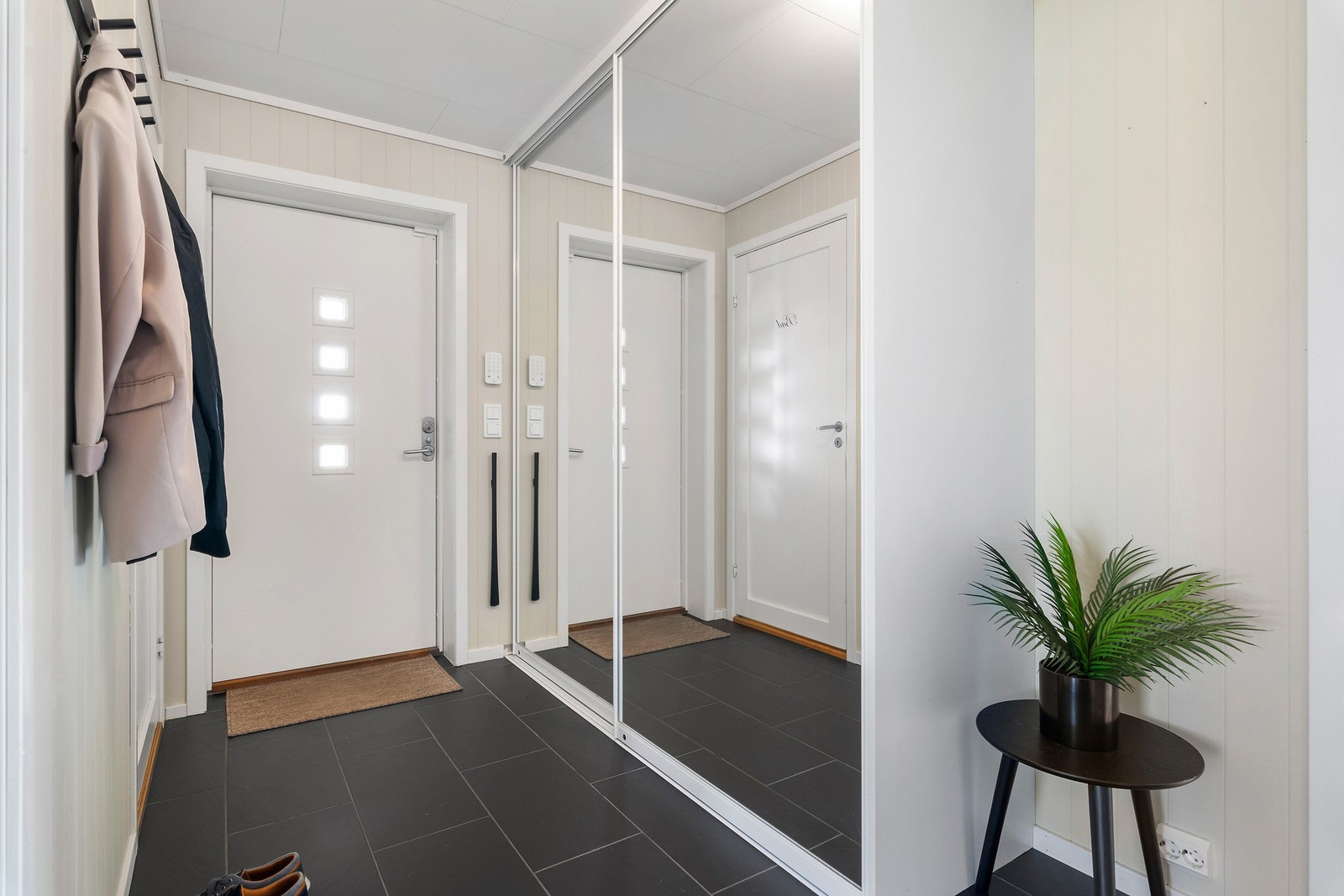 Velkommen inn! Vel inne i gangen, som er lys og fin, har man pen skyvedørsgarderobe med speilfronter. Galleribilde