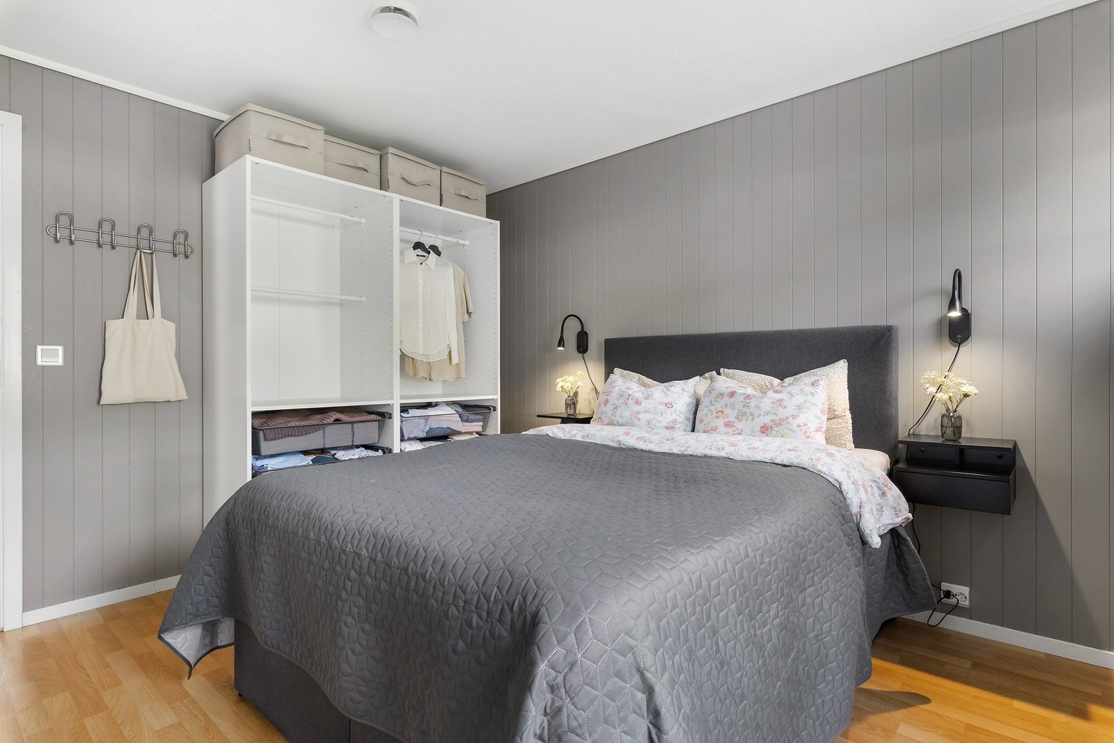 Boligen har 3 soverom, 1 i hovedetasje (dette) og 2 i loftetasje. Galleribilde