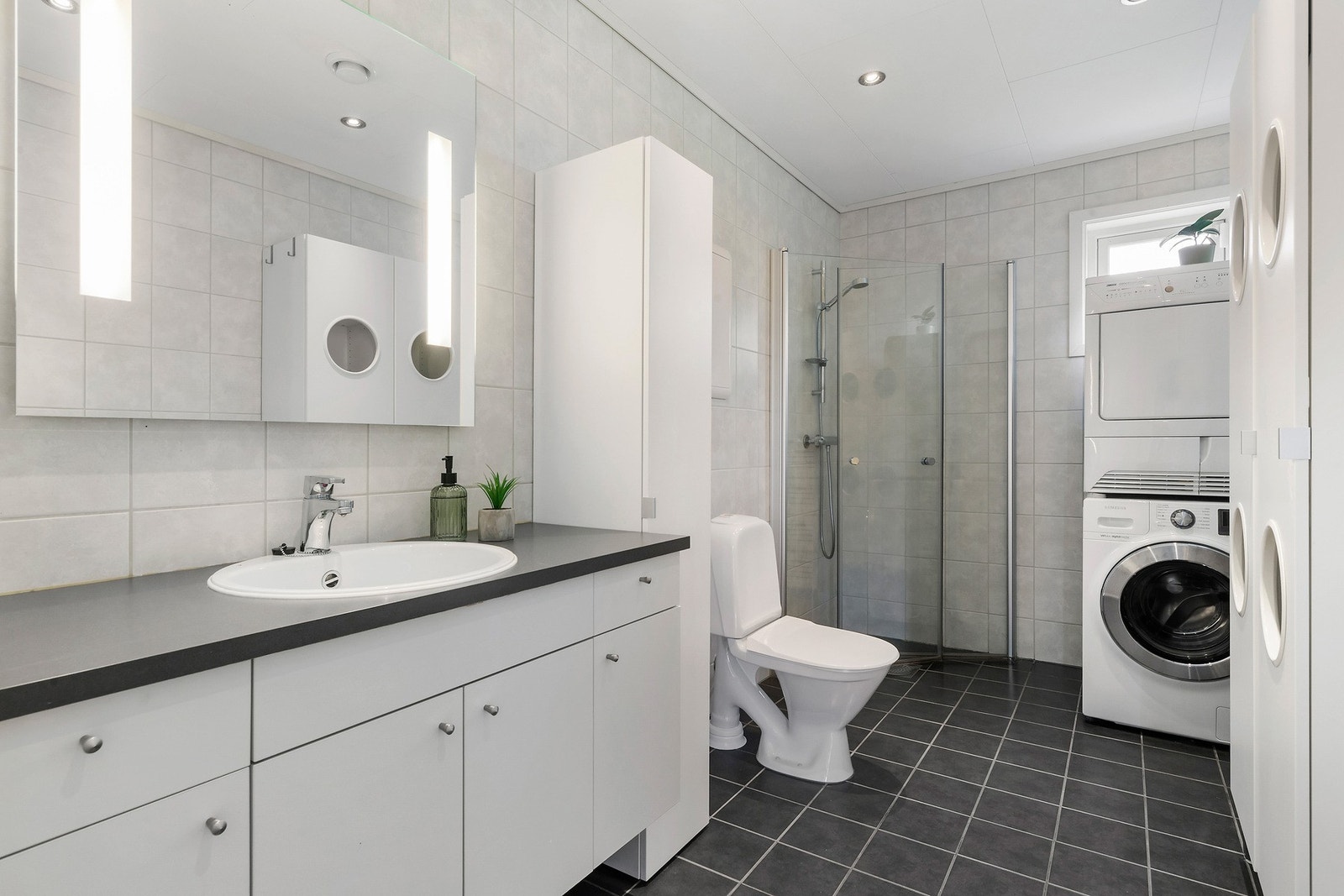 Dersom du ønsker å legge inn bud på eiendommen, kontakt gjerne megler om overtakelse. Galleribilde