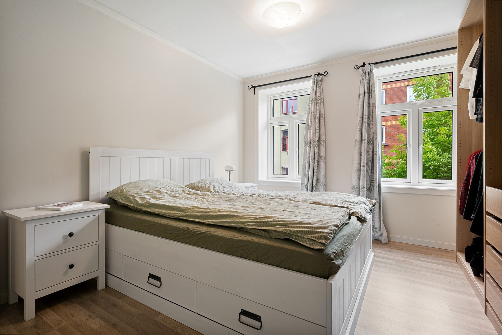 Hovedsoverommet har god størrelse, rikelig lysinnslipp og praktisk oppbevaring. Galleribilde